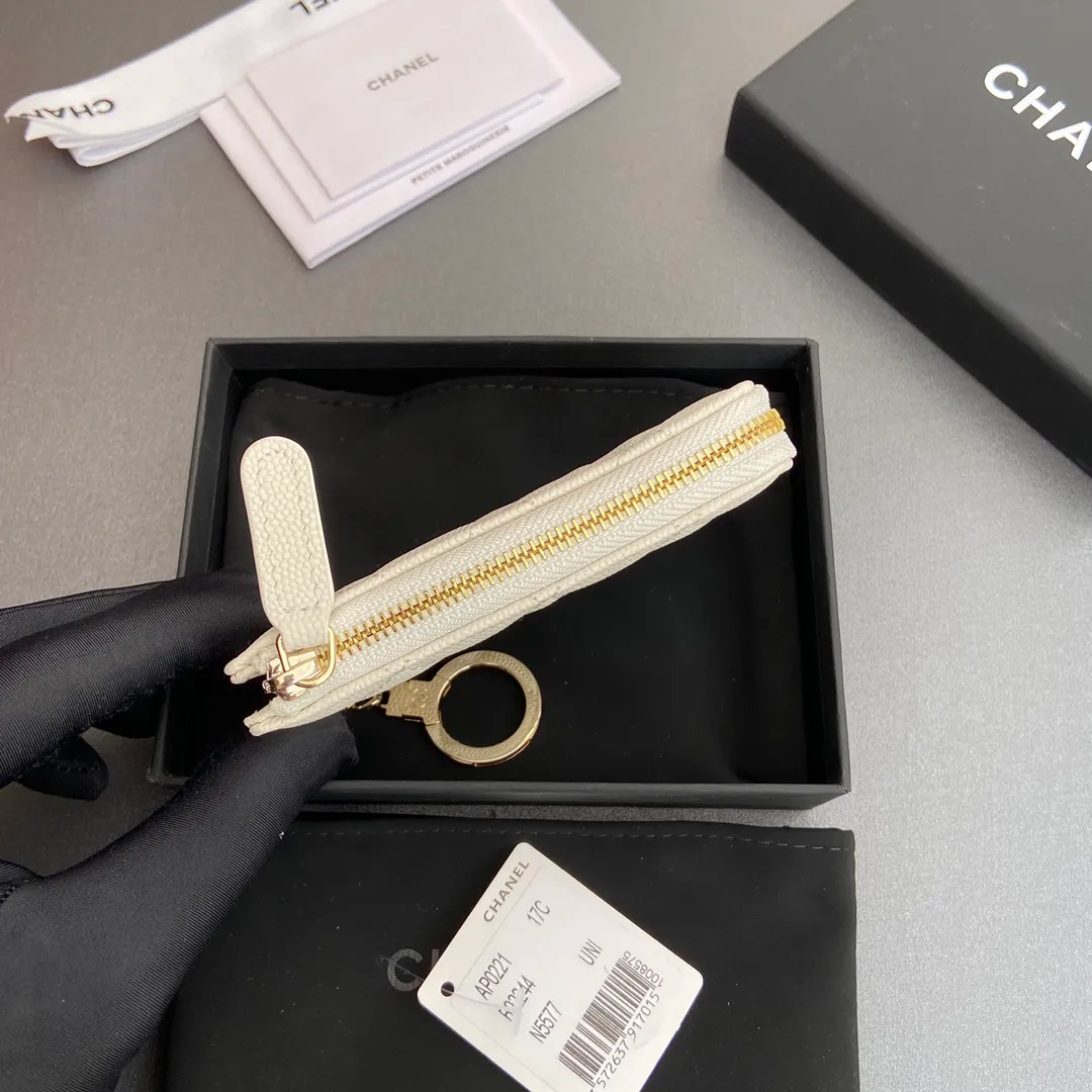 [Special grade hardware original leather] 💰320 Xiaoxiang small zipper bag card holder series Hook chain quilted card holder with iconic metal logo Gold tone metal hardware, special Italian imported leather 1 card slot wallet bag, 1 hook chain Number: 0221 White fine ball light gold Size: w11.5×h7.5×1.5cm