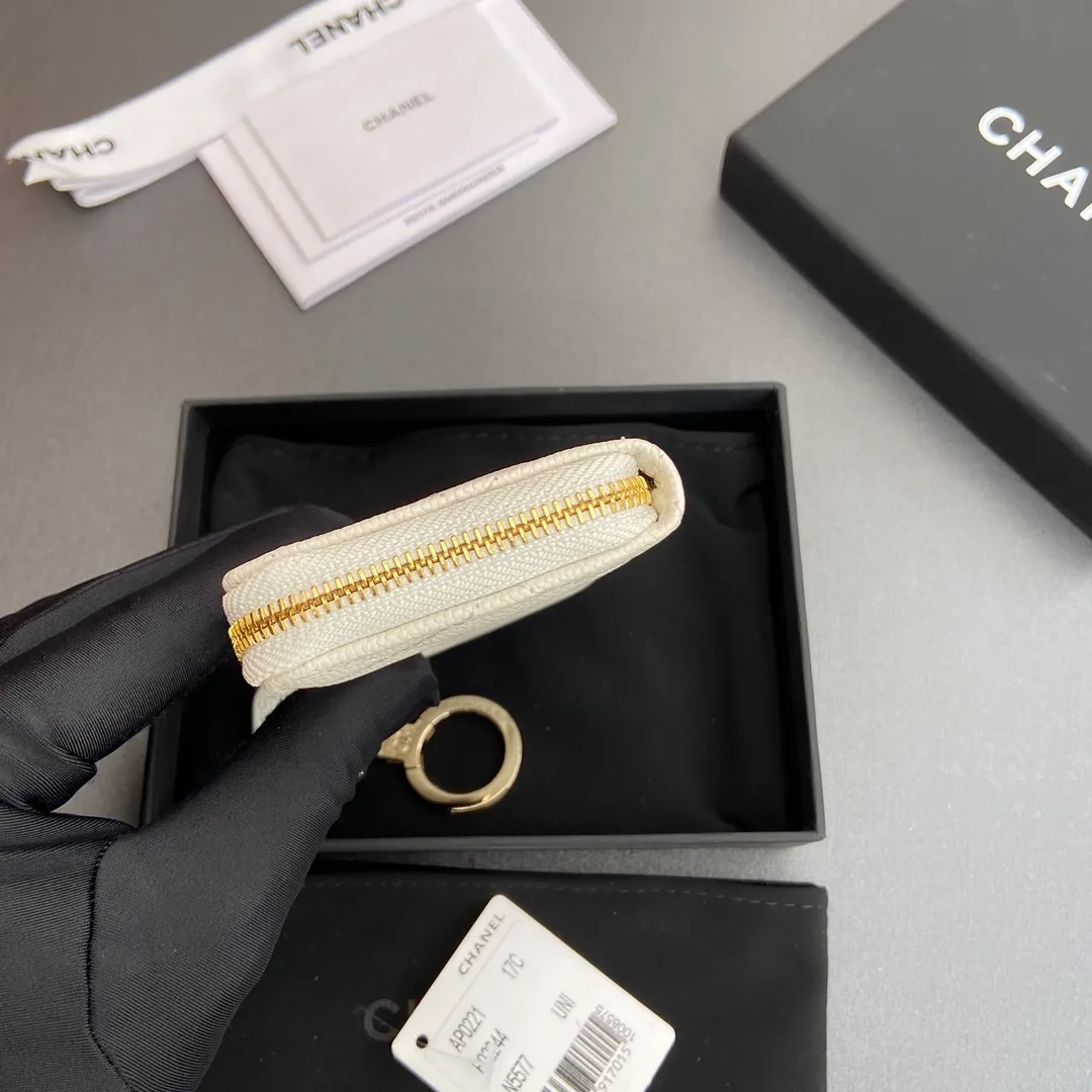 [Special grade hardware original leather] 💰320 Xiaoxiang small zipper bag card holder series Hook chain quilted card holder with iconic metal logo Gold tone metal hardware, special Italian imported leather 1 card slot wallet bag, 1 hook chain Number: 0221 White fine ball light gold Size: w11.5×h7.5×1.5cm