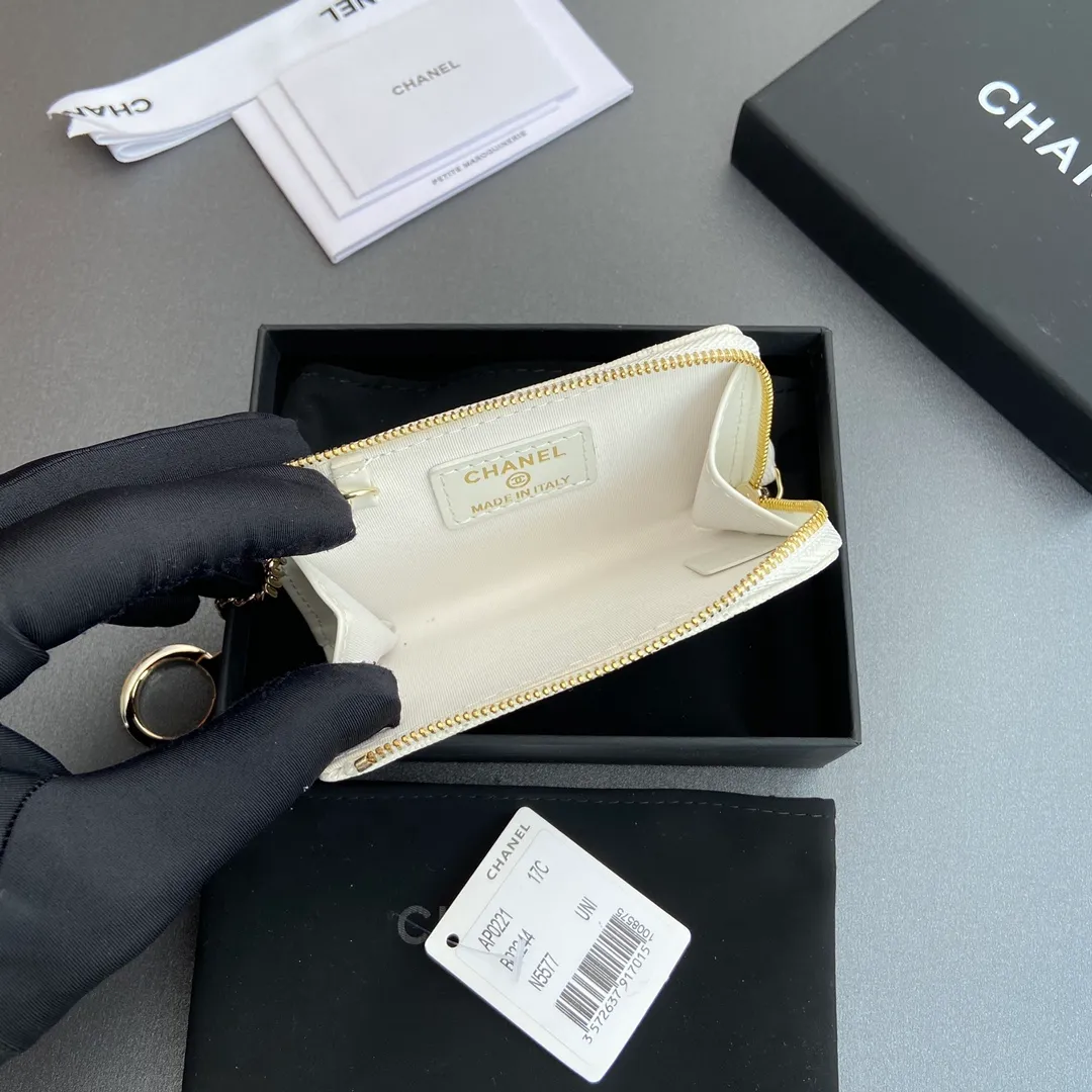 [Special grade hardware original leather] 💰320 Xiaoxiang small zipper bag card holder series Hook chain quilted card holder with iconic metal logo Gold tone metal hardware, special Italian imported leather 1 card slot wallet bag, 1 hook chain Number: 0221 White fine ball light gold Size: w11.5×h7.5×1.5cm