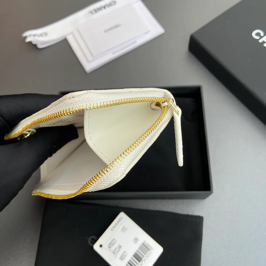 [Special grade hardware original leather] 💰320 Xiaoxiang small zipper bag card holder series Hook chain quilted card holder with iconic metal logo Gold tone metal hardware, special Italian imported leather 1 card slot wallet bag, 1 hook chain Number: 0221 White fine ball light gold Size: w11.5×h7.5×1.5cm