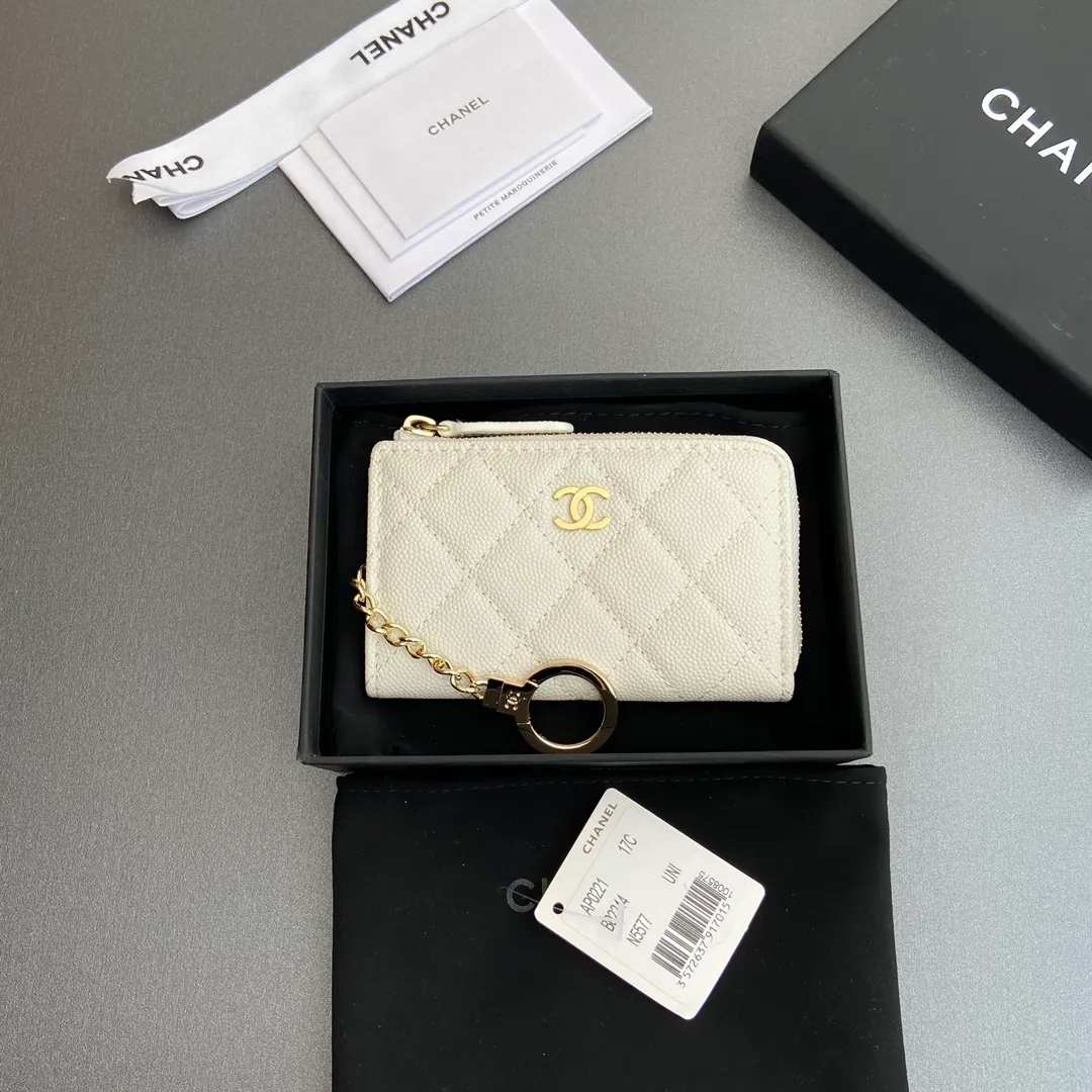 [Special grade hardware original leather] 💰320 Xiaoxiang small zipper bag card holder series Hook chain quilted card holder with iconic metal logo Gold tone metal hardware, special Italian imported leather 1 card slot wallet bag, 1 hook chain Number: 0221 White fine ball light gold Size: w11.5×h7.5×1.5cm