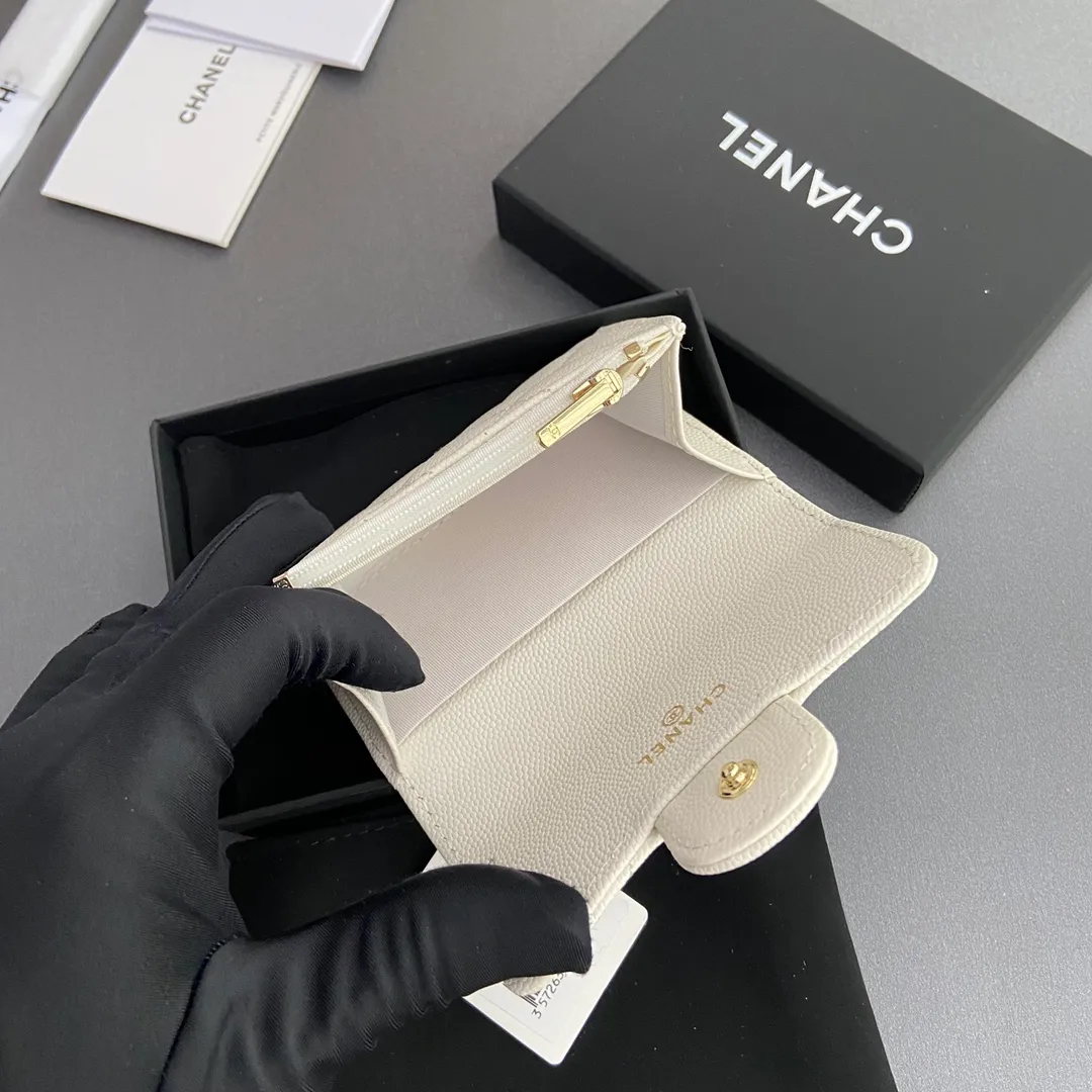 Xiaoxiang imported Italian leather Item number: AP438 (inner compartment with zipper) 💰: 280 Size: w11×h7cm Color: white fine ball pattern golden steel mark