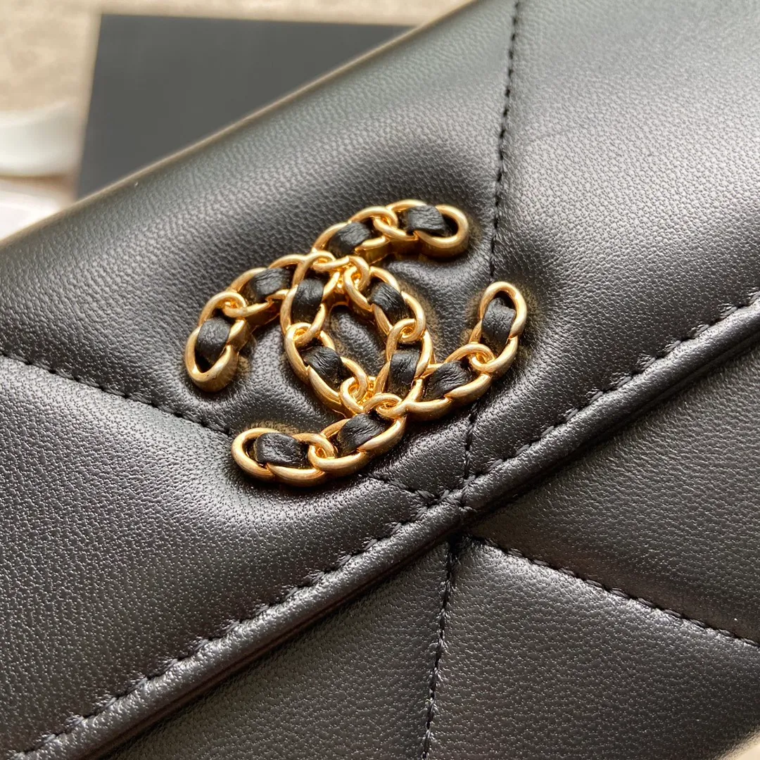 Xiaoxiang imported Italian grained calfskin Item No.: AP1910 Price: 520 Size: w19×h10.5×3cm Color: Black sheepskin, gold hardware, red lining