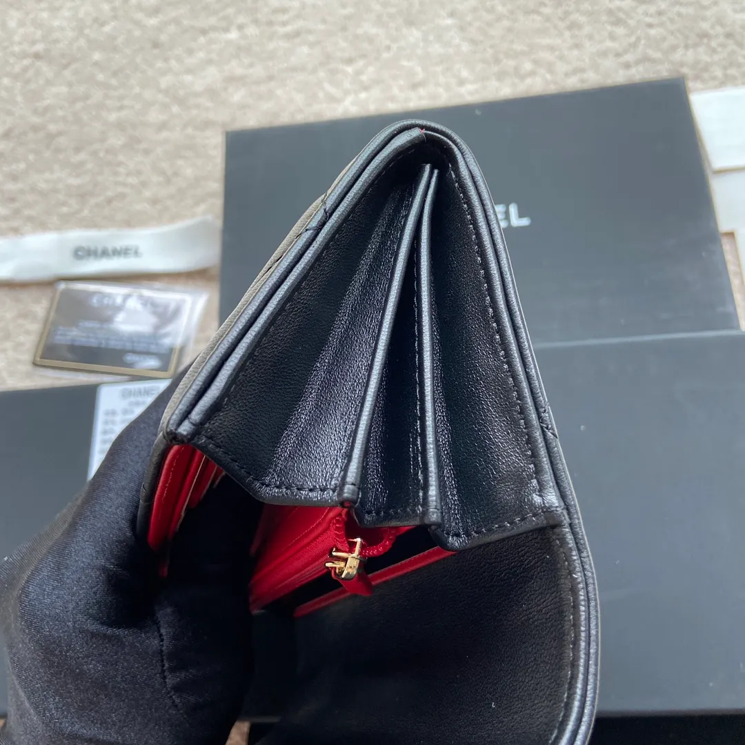 Xiaoxiang imported Italian grained calfskin Item No.: AP1910 Price: 520 Size: w19×h10.5×3cm Color: Black sheepskin, gold hardware, red lining
