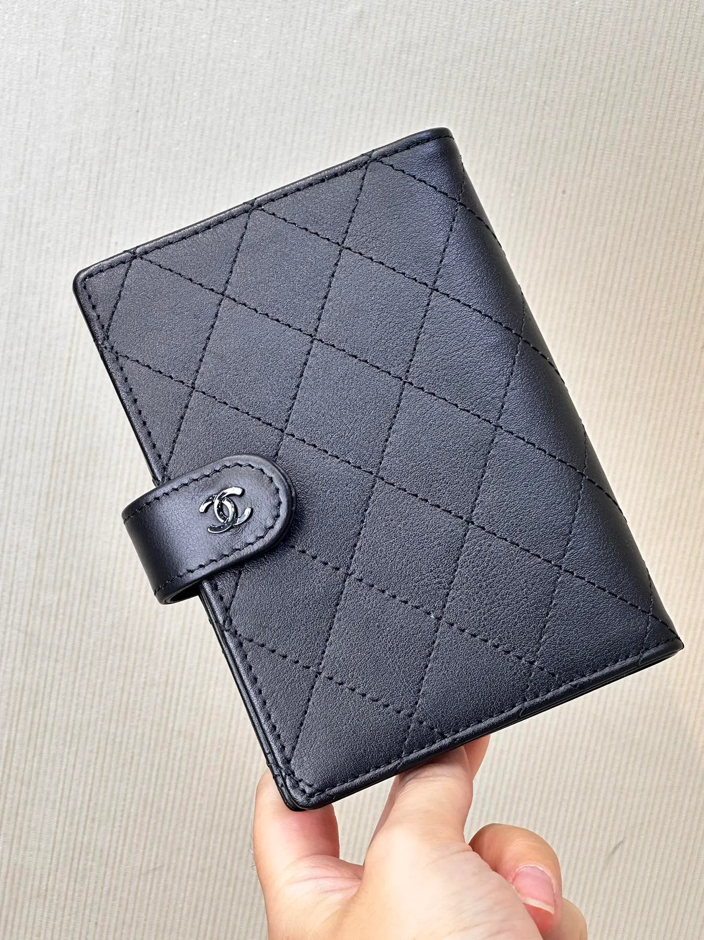 96066 plain cowhide imported from Italy has an extremely delicate feel. This is also a common material used by Xiangjia. No need to explain how good it is!
