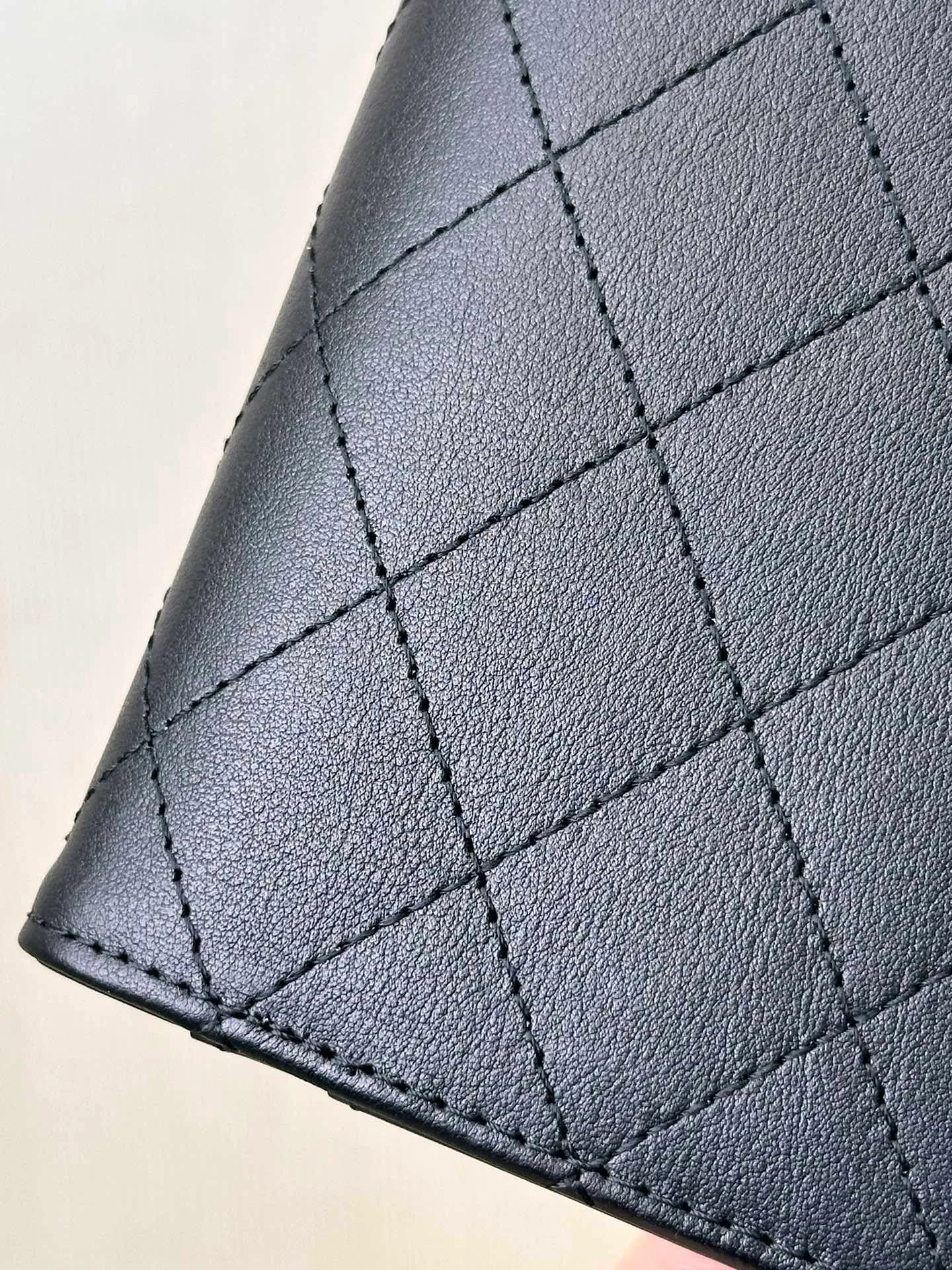 96066 plain cowhide imported from Italy has an extremely delicate feel. This is also a common material used by Xiangjia. No need to explain how good it is!