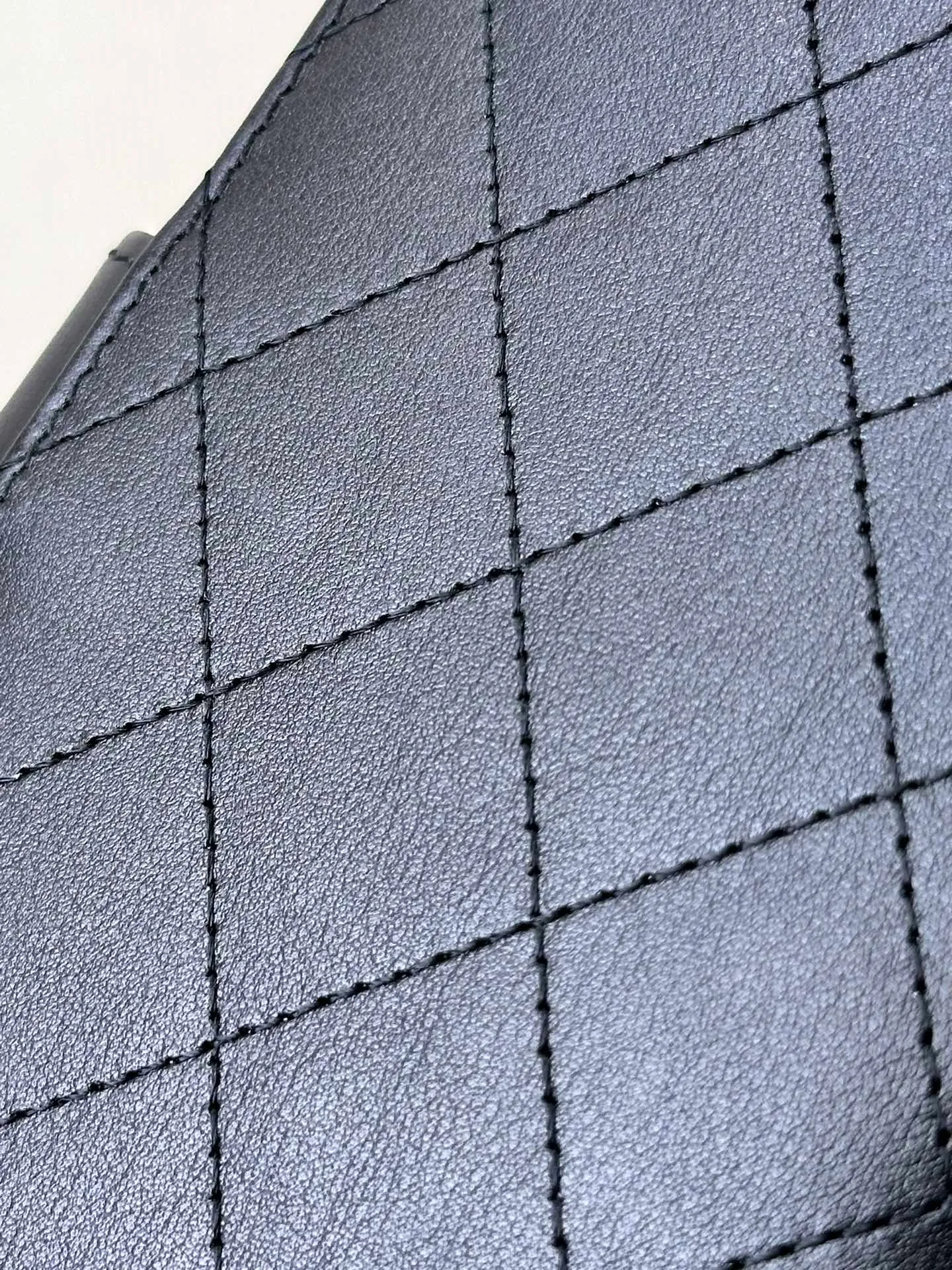 96066 plain cowhide imported from Italy has an extremely delicate feel. This is also a common material used by Xiangjia. No need to explain how good it is!