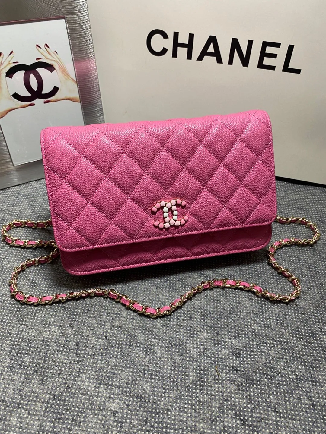 In stock ✨✨Chane🎶Chain wallet, grained embossed calfskin and lacquered gold metal. Its logo is a double C made of three different colors of gemstones. It is very eye-catching! Although it is caviar cowhide, it feels softer than ordinary caviar cowhide and is very durable. A must buy🤭 Size 19cm💰960