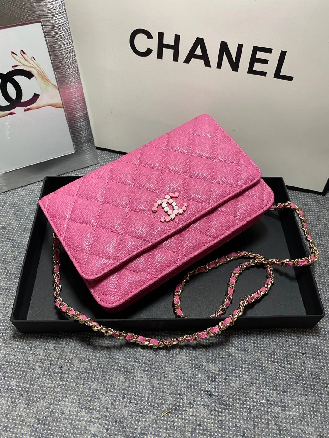 In stock ✨✨Chane🎶Chain wallet, grained embossed calfskin and lacquered gold metal. Its logo is a double C made of three different colors of gemstones. It is very eye-catching! Although it is caviar cowhide, it feels softer than ordinary caviar cowhide and is very durable. A must buy🤭 Size 19cm💰960
