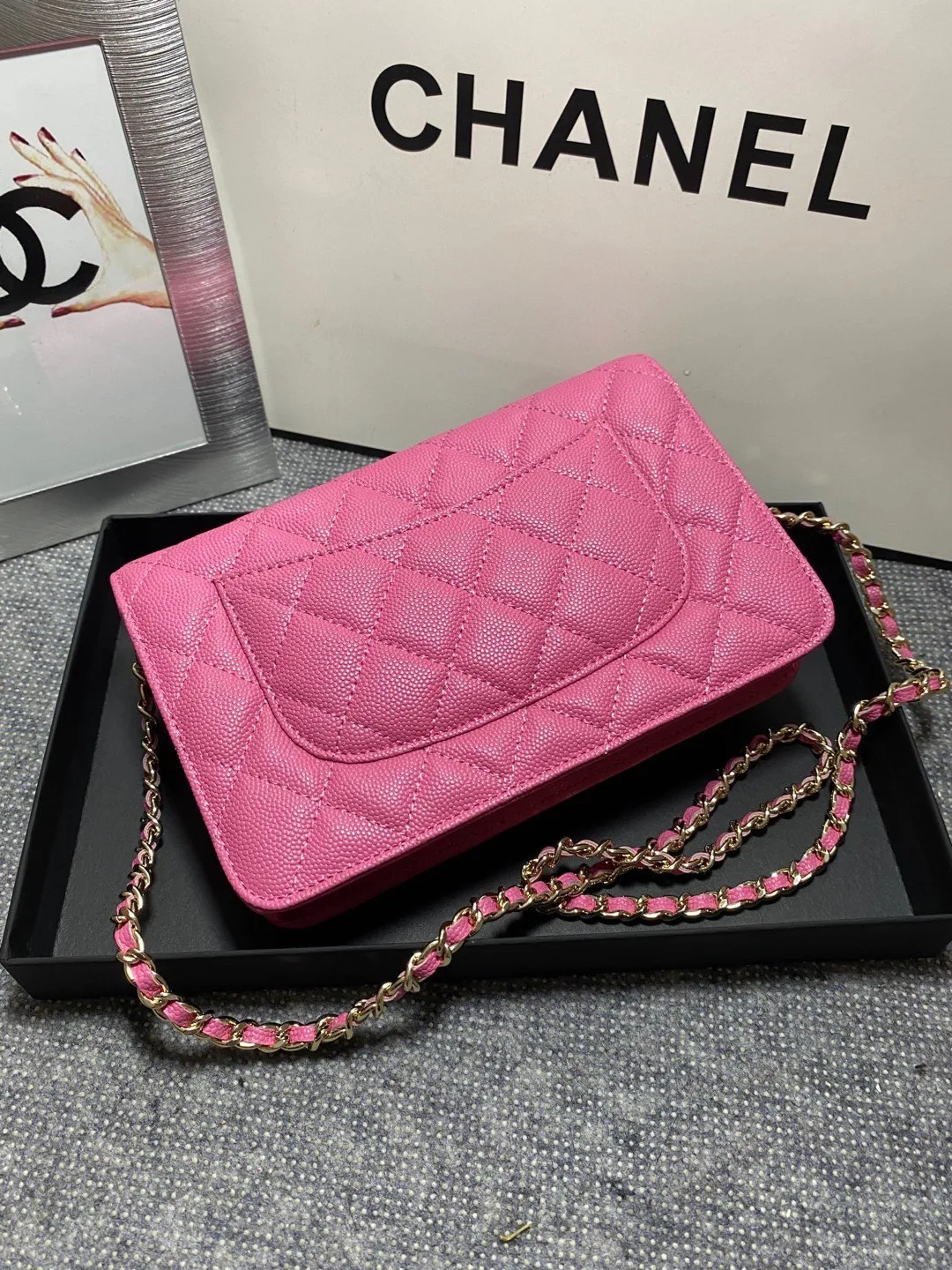 In stock ✨✨Chane🎶Chain wallet, grained embossed calfskin and lacquered gold metal. Its logo is a double C made of three different colors of gemstones. It is very eye-catching! Although it is caviar cowhide, it feels softer than ordinary caviar cowhide and is very durable. A must buy🤭 Size 19cm💰960