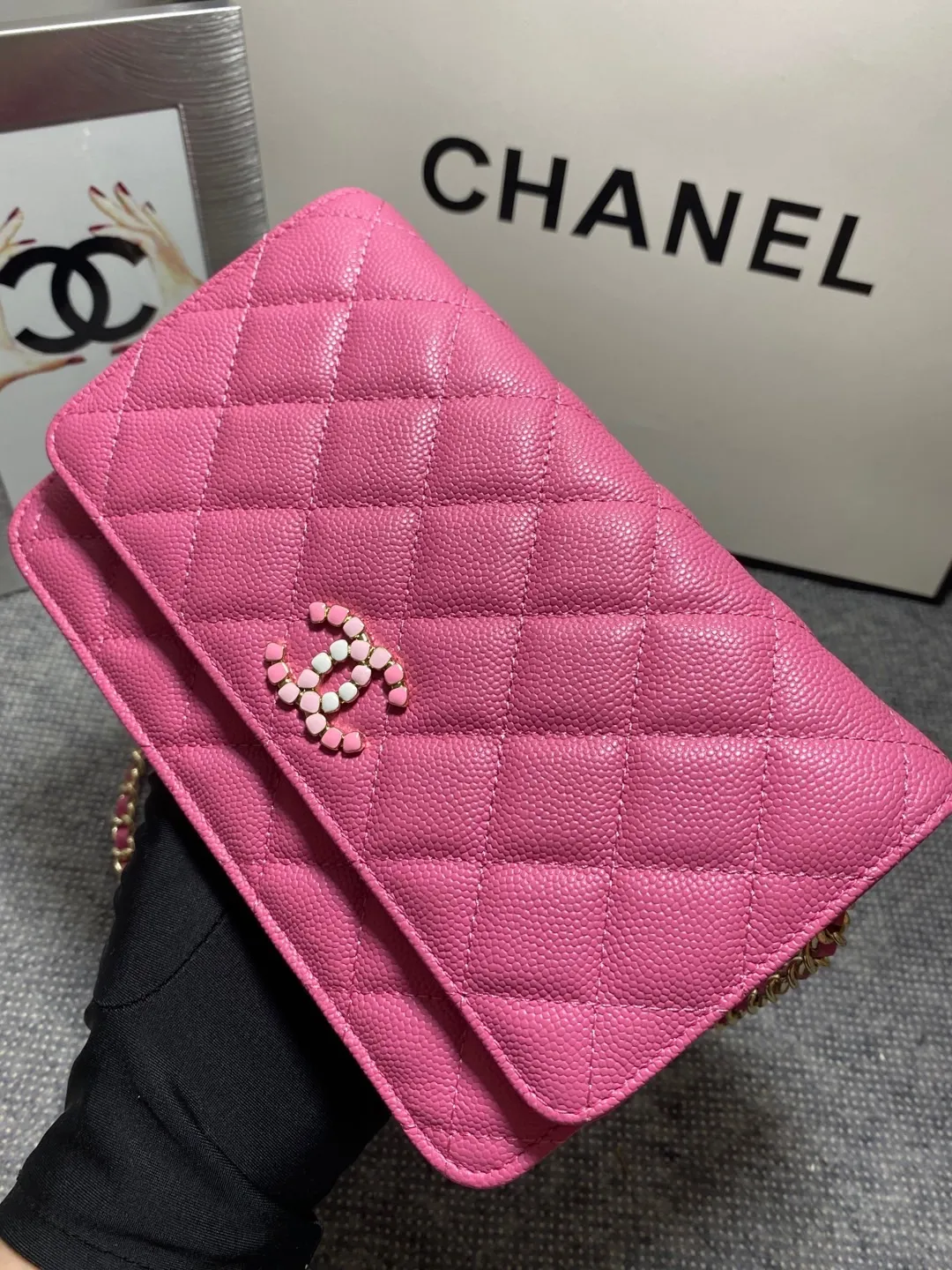In stock ✨✨Chane🎶Chain wallet, grained embossed calfskin and lacquered gold metal. Its logo is a double C made of three different colors of gemstones. It is very eye-catching! Although it is caviar cowhide, it feels softer than ordinary caviar cowhide and is very durable. A must buy🤭 Size 19cm💰960