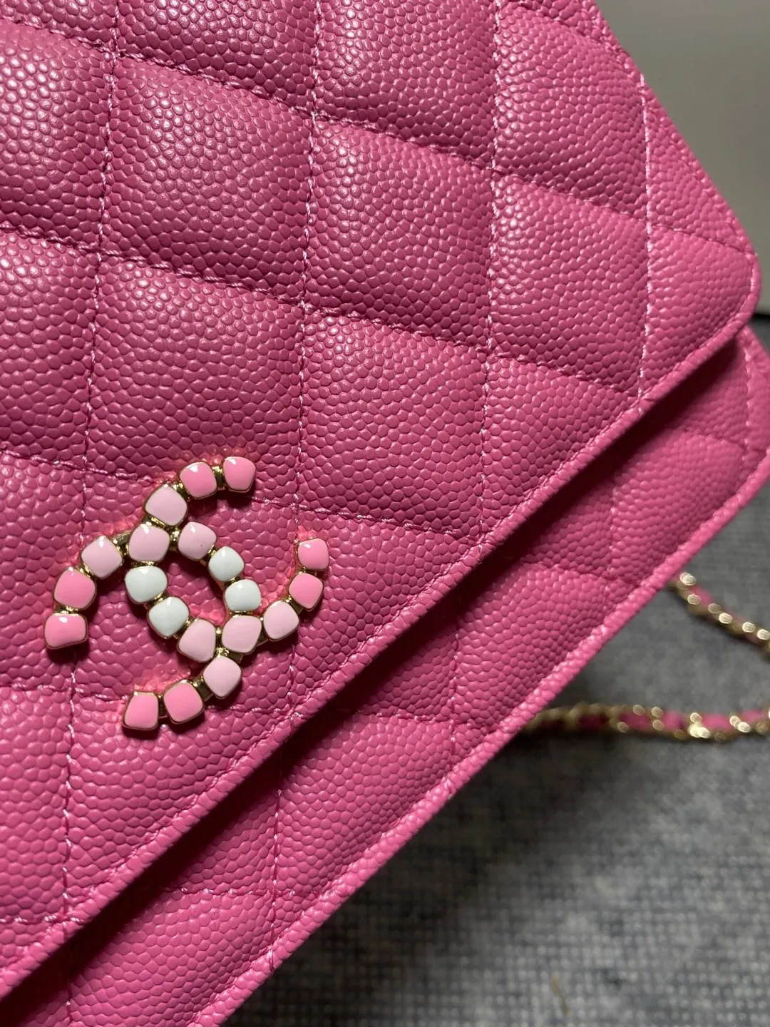 In stock ✨✨Chane🎶Chain wallet, grained embossed calfskin and lacquered gold metal. Its logo is a double C made of three different colors of gemstones. It is very eye-catching! Although it is caviar cowhide, it feels softer than ordinary caviar cowhide and is very durable. A must buy🤭 Size 19cm💰960
