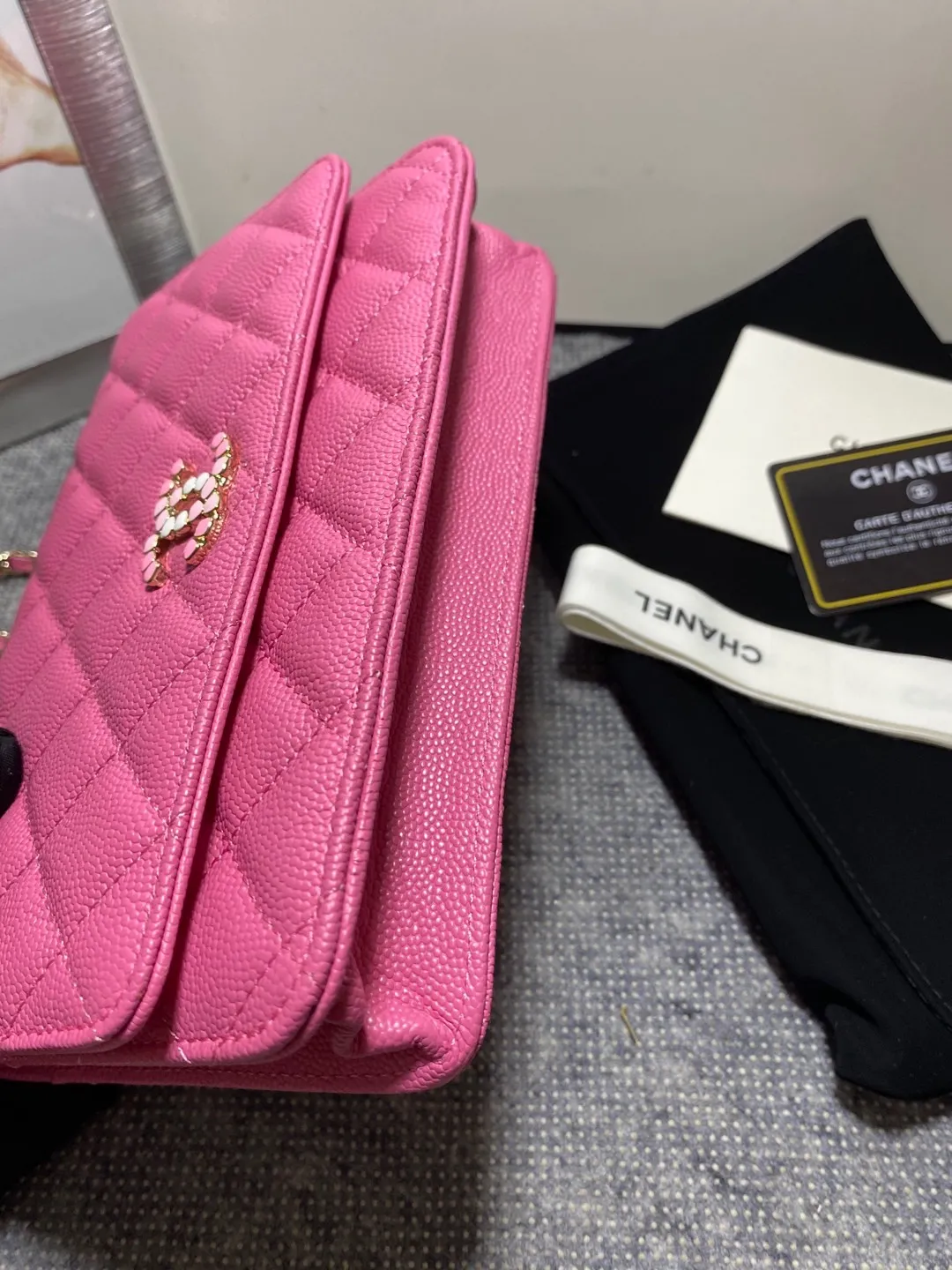 In stock ✨✨Chane🎶Chain wallet, grained embossed calfskin and lacquered gold metal. Its logo is a double C made of three different colors of gemstones. It is very eye-catching! Although it is caviar cowhide, it feels softer than ordinary caviar cowhide and is very durable. A must buy🤭 Size 19cm💰960