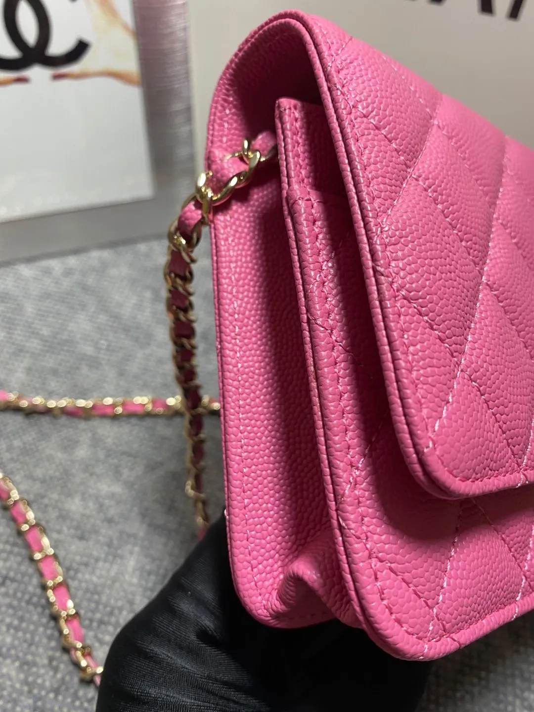 In stock ✨✨Chane🎶Chain wallet, grained embossed calfskin and lacquered gold metal. Its logo is a double C made of three different colors of gemstones. It is very eye-catching! Although it is caviar cowhide, it feels softer than ordinary caviar cowhide and is very durable. A must buy🤭 Size 19cm💰960