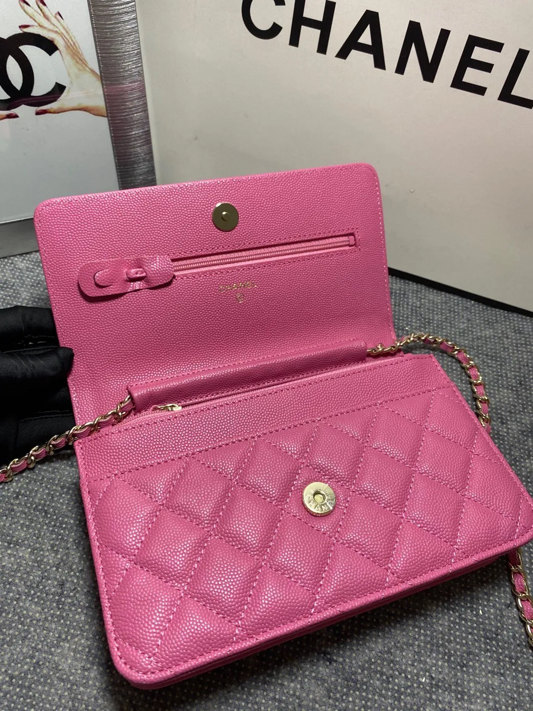 In stock ✨✨Chane🎶Chain wallet, grained embossed calfskin and lacquered gold metal. Its logo is a double C made of three different colors of gemstones. It is very eye-catching! Although it is caviar cowhide, it feels softer than ordinary caviar cowhide and is very durable. A must buy🤭 Size 19cm💰960