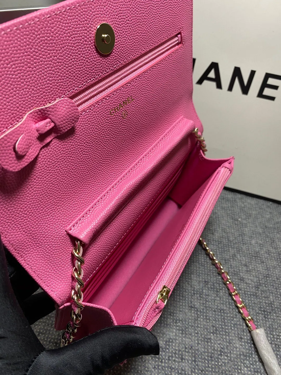 In stock ✨✨Chane🎶Chain wallet, grained embossed calfskin and lacquered gold metal. Its logo is a double C made of three different colors of gemstones. It is very eye-catching! Although it is caviar cowhide, it feels softer than ordinary caviar cowhide and is very durable. A must buy🤭 Size 19cm💰960