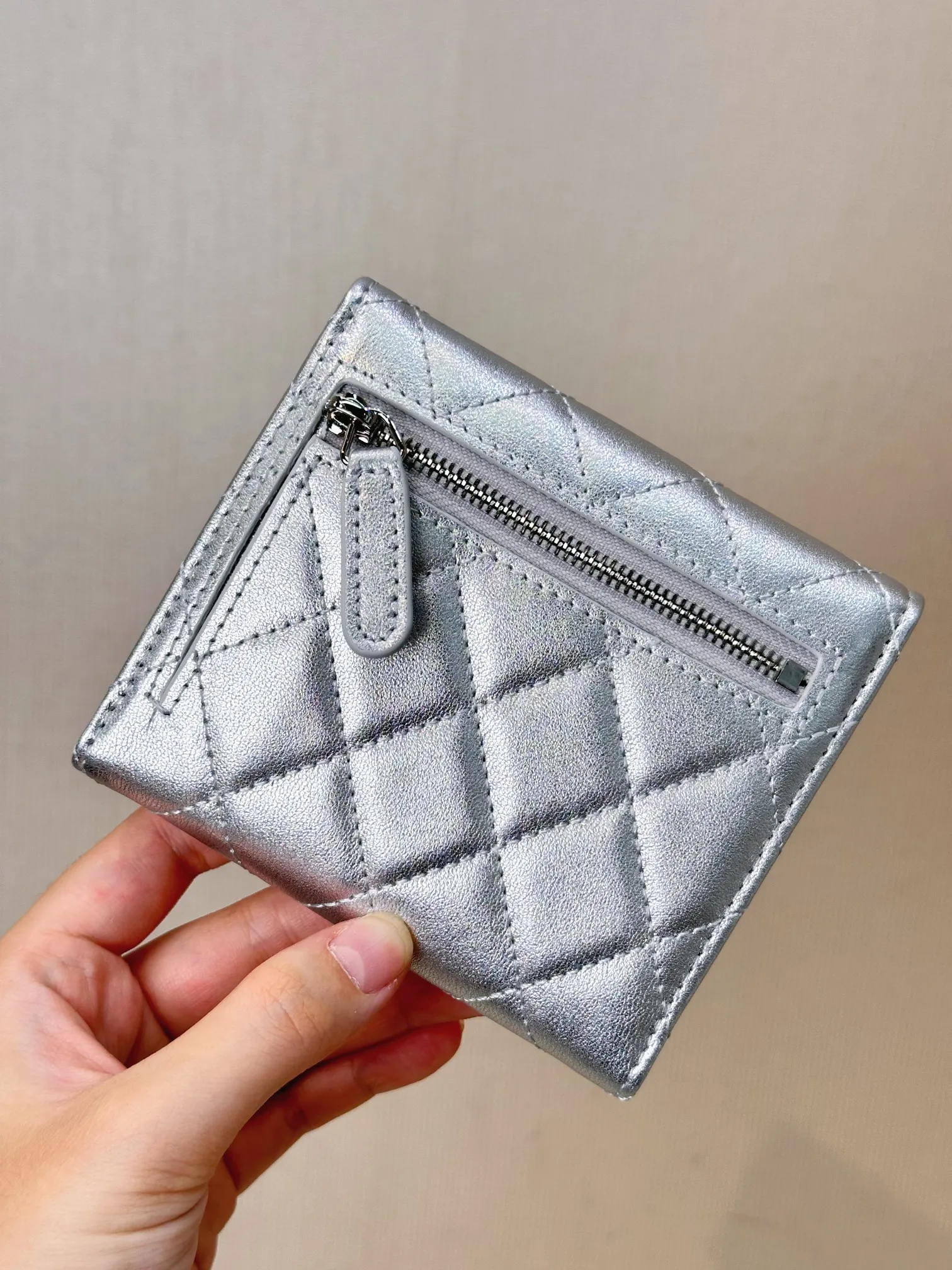 82288 silver sheepskin CF