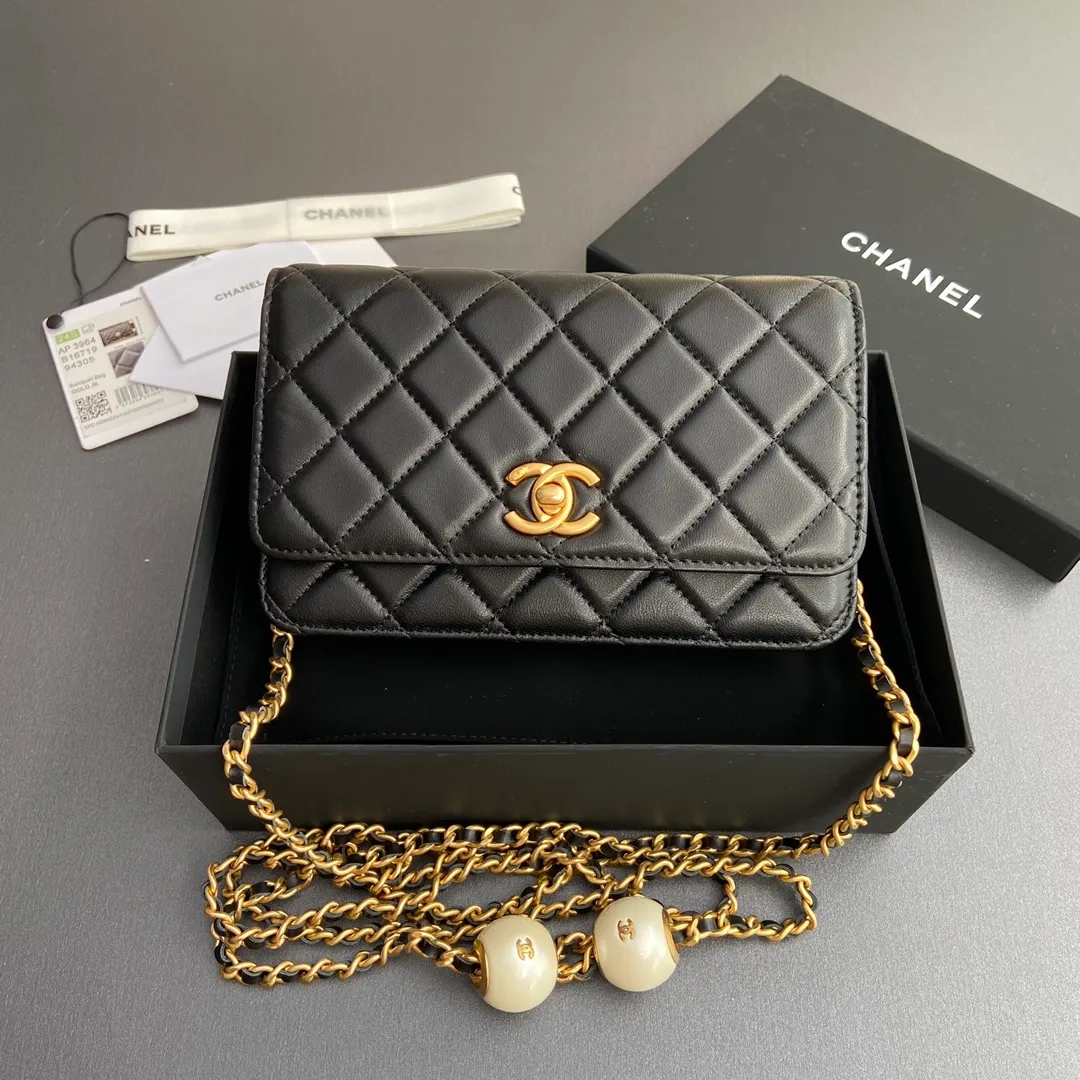Xiaoxiang imported Italian sheepskin Item number: AP7928 Price: 900 Size: w20×h13×d3.5cm Color: black sheepskin gold hardware 23b adjustable chain WOC chain matching, can be adjusted