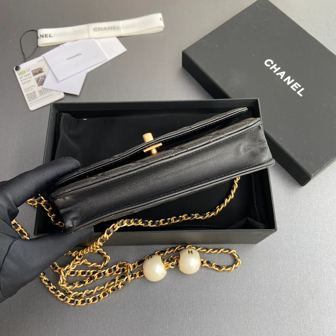 Xiaoxiang imported Italian sheepskin Item number: AP7928 Price: 900 Size: w20×h13×d3.5cm Color: black sheepskin gold hardware 23b adjustable chain WOC chain matching, can be adjusted