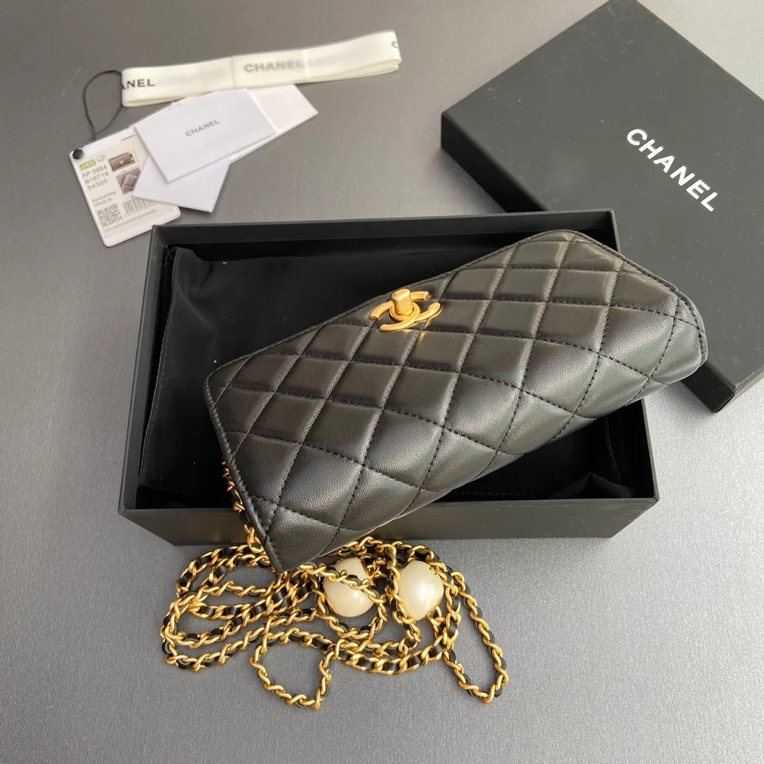 Xiaoxiang imported Italian sheepskin Item number: AP7928 Price: 900 Size: w20×h13×d3.5cm Color: black sheepskin gold hardware 23b adjustable chain WOC chain matching, can be adjusted
