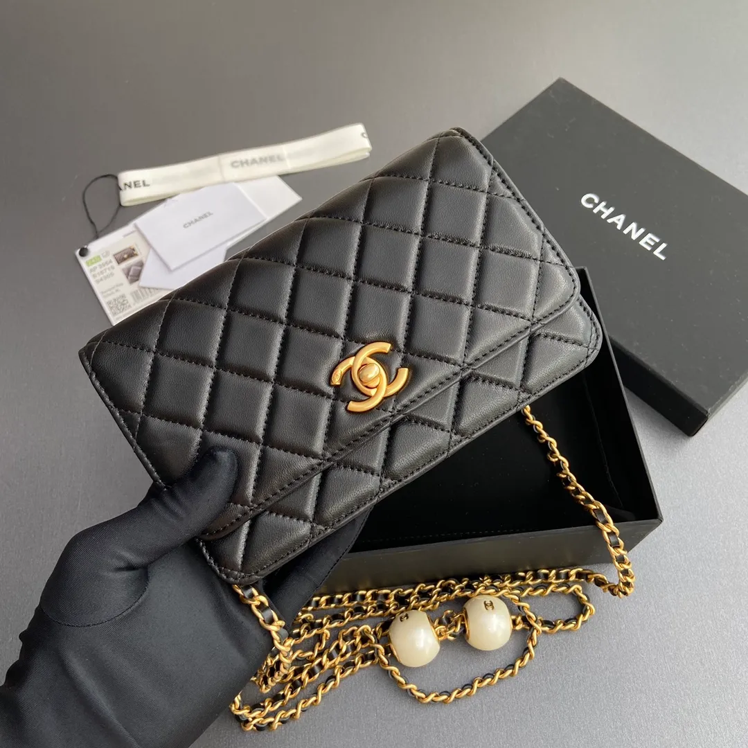 Xiaoxiang imported Italian sheepskin Item number: AP7928 Price: 900 Size: w20×h13×d3.5cm Color: black sheepskin gold hardware 23b adjustable chain WOC chain matching, can be adjusted