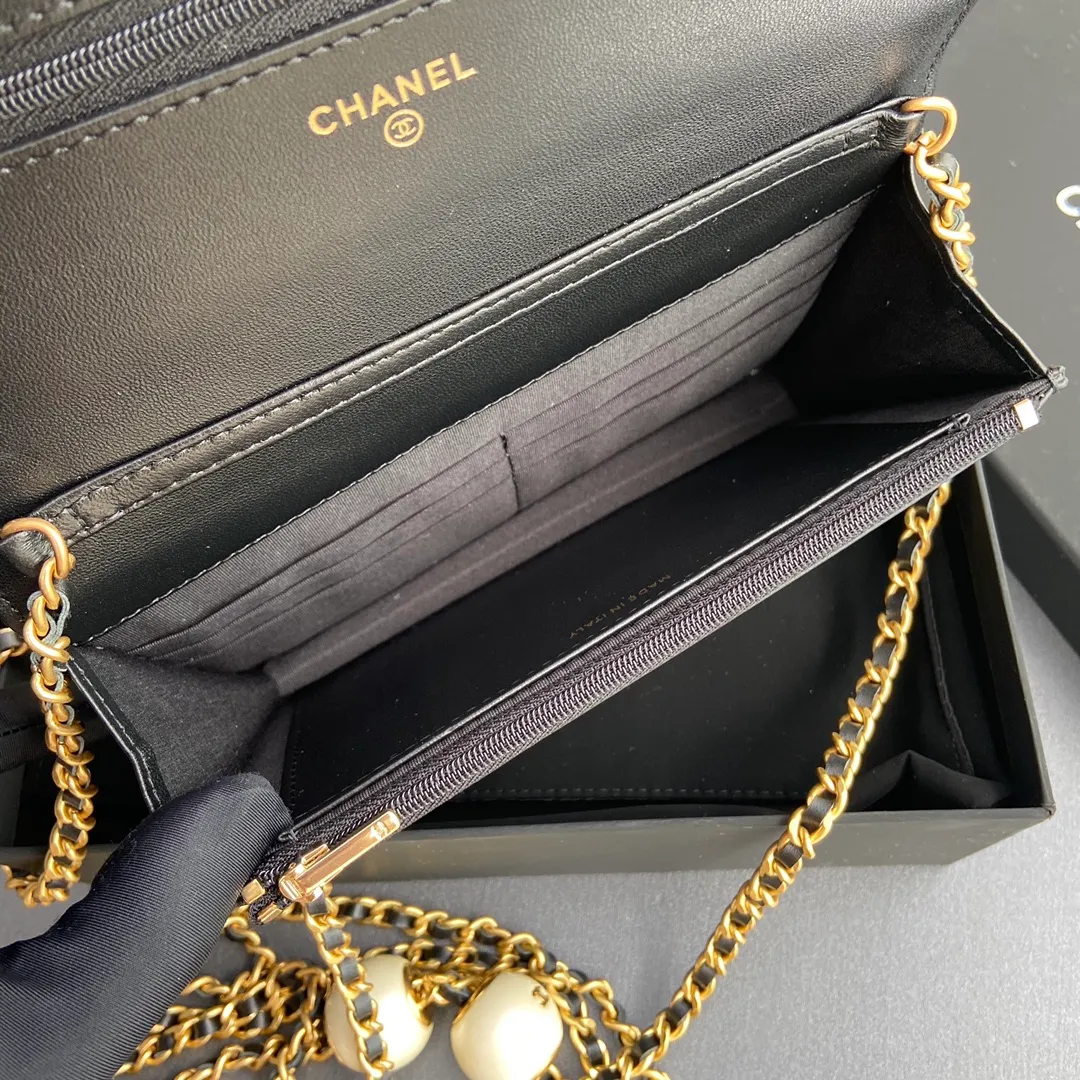 Xiaoxiang imported Italian sheepskin Item number: AP7928 Price: 900 Size: w20×h13×d3.5cm Color: black sheepskin gold hardware 23b adjustable chain WOC chain matching, can be adjusted
