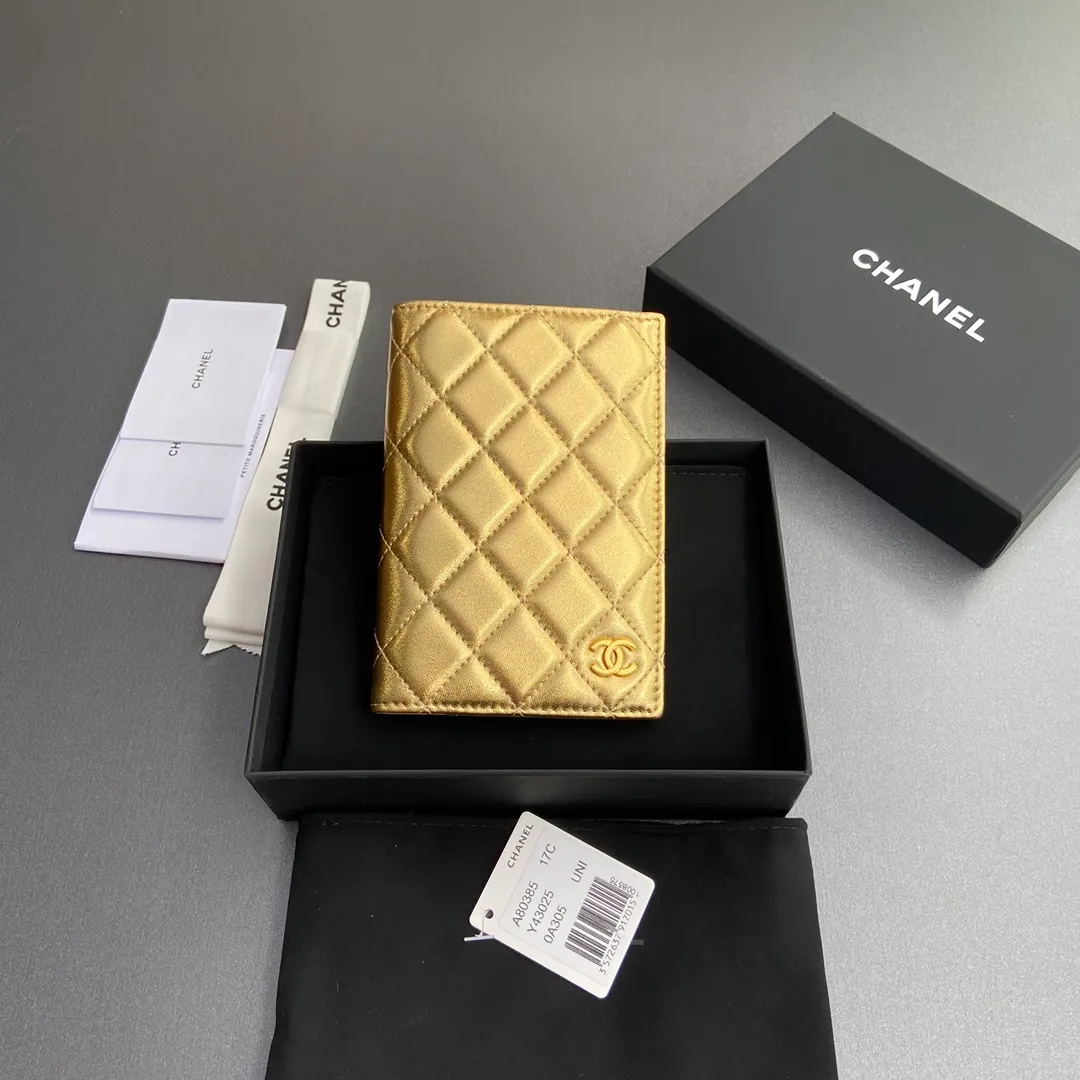 [Special grade hardware original leather] ¥280 Xiaoxiang Passport Holder Series Quilted card holder with iconic metal logo Gold tone metal hardware, special Italian imported leather 4 card slots, 1 passport holder Number: 80385 Golden Sheep Gold Size: w10×h15×d2cm