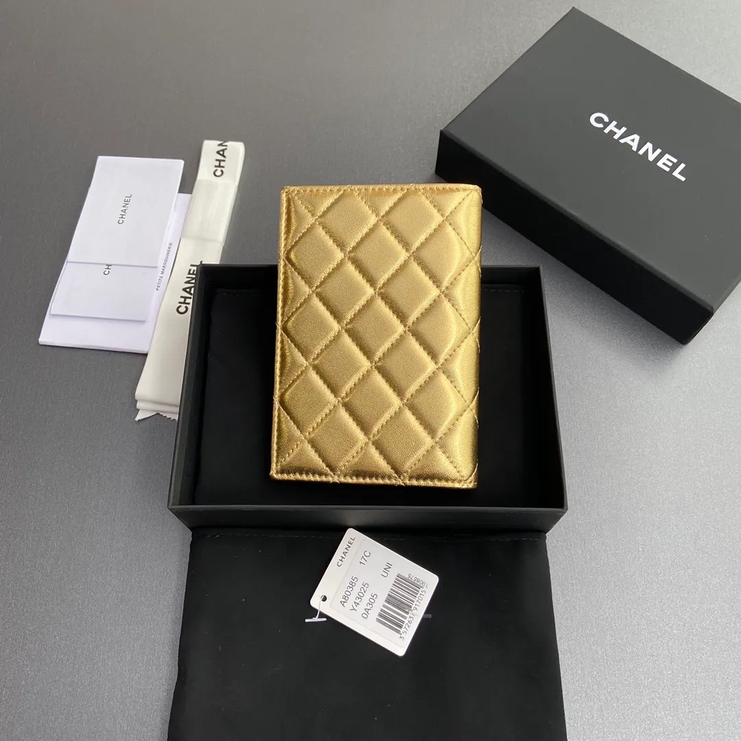 [Special grade hardware original leather] ¥280 Xiaoxiang Passport Holder Series Quilted card holder with iconic metal logo Gold tone metal hardware, special Italian imported leather 4 card slots, 1 passport holder Number: 80385 Golden Sheep Gold Size: w10×h15×d2cm