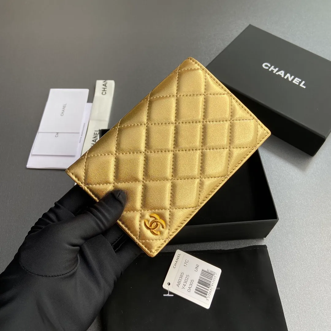 [Special grade hardware original leather] ¥280 Xiaoxiang Passport Holder Series Quilted card holder with iconic metal logo Gold tone metal hardware, special Italian imported leather 4 card slots, 1 passport holder Number: 80385 Golden Sheep Gold Size: w10×h15×d2cm