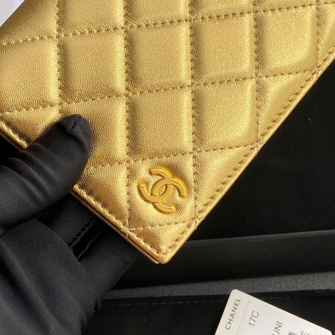 [Special grade hardware original leather] ¥280 Xiaoxiang Passport Holder Series Quilted card holder with iconic metal logo Gold tone metal hardware, special Italian imported leather 4 card slots, 1 passport holder Number: 80385 Golden Sheep Gold Size: w10×h15×d2cm