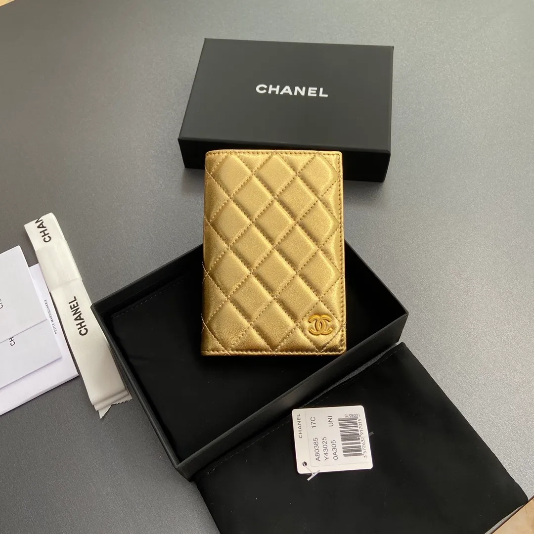 [Special grade hardware original leather] ¥280 Xiaoxiang Passport Holder Series Quilted card holder with iconic metal logo Gold tone metal hardware, special Italian imported leather 4 card slots, 1 passport holder Number: 80385 Golden Sheep Gold Size: w10×h15×d2cm