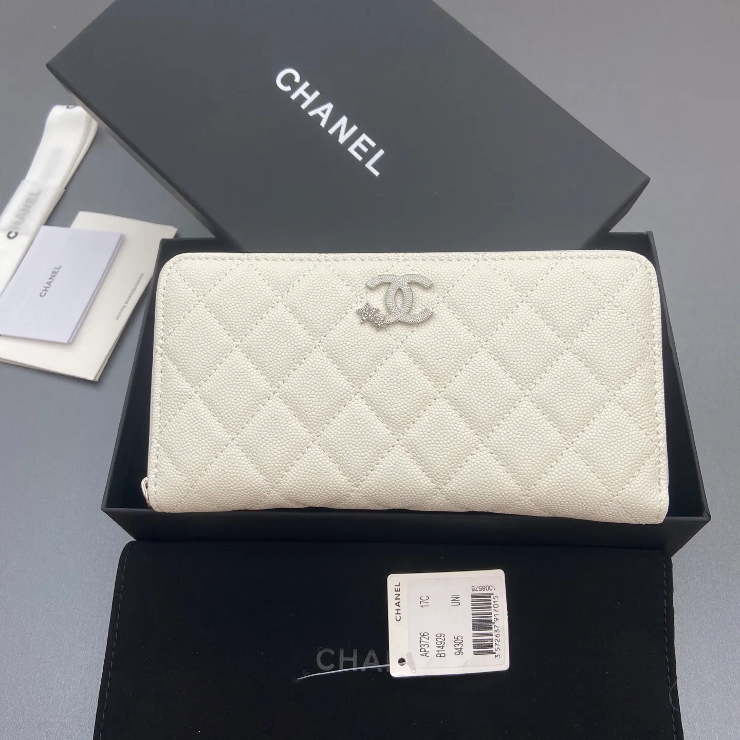 25b new series caviar cowhide with stars ⭐logo shiny blingblibg~zipper bag series white fine ball pattern silver star hardware 12 card slots, two banknote compartments two compartments, 1 zipper bag Price: 250 No.: 3726 Size: w19×h10×d3cm