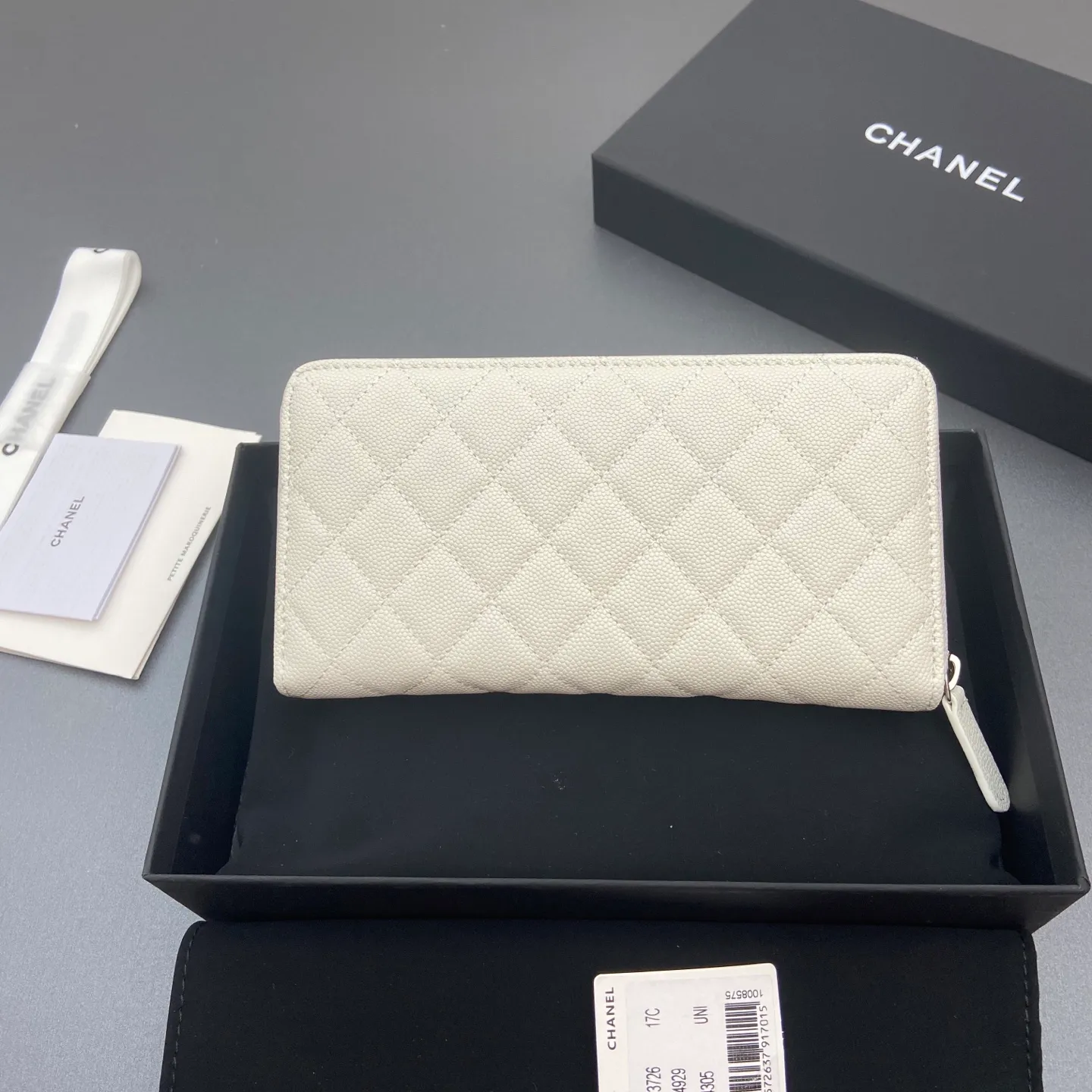 25b new series caviar cowhide with stars ⭐logo shiny blingblibg~zipper bag series white fine ball pattern silver star hardware 12 card slots, two banknote compartments two compartments, 1 zipper bag Price: 250 No.: 3726 Size: w19×h10×d3cm