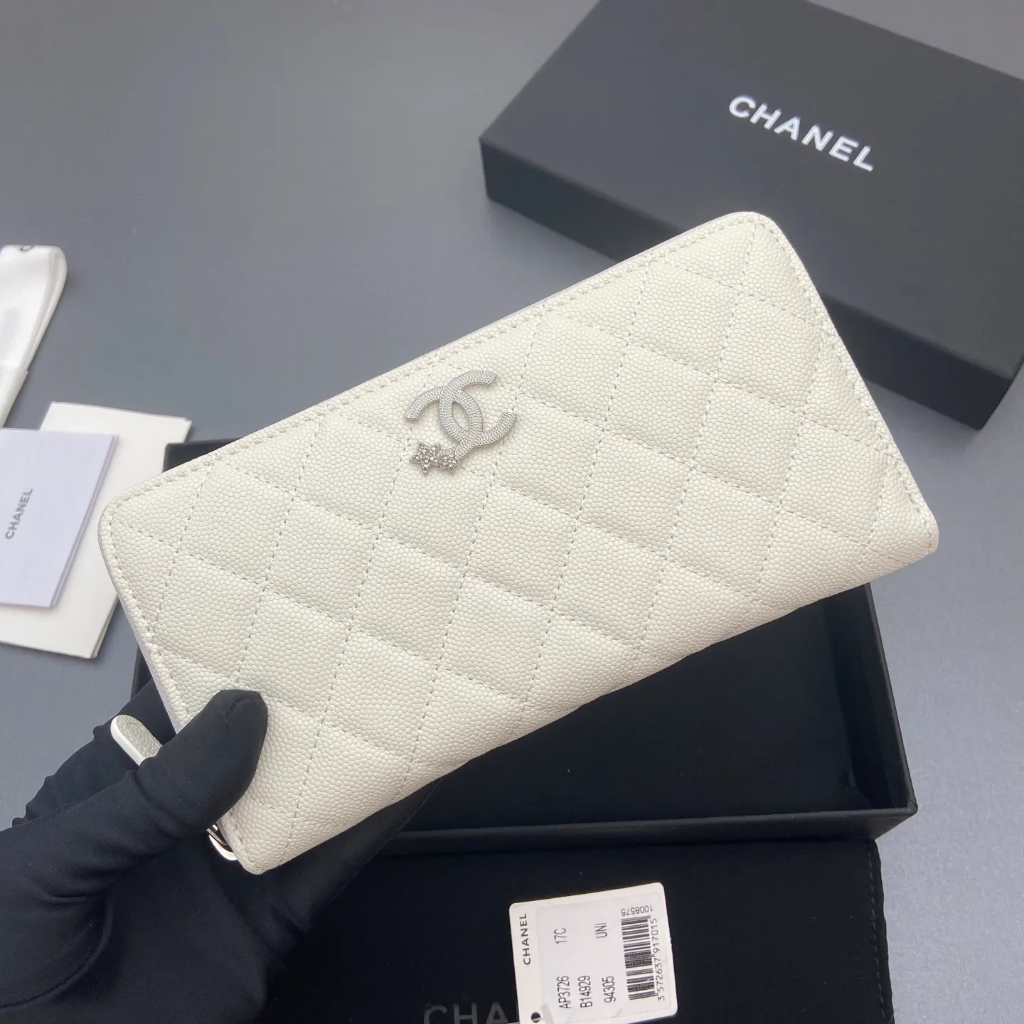 25b new series caviar cowhide with stars ⭐logo shiny blingblibg~zipper bag series white fine ball pattern silver star hardware 12 card slots, two banknote compartments two compartments, 1 zipper bag Price: 250 No.: 3726 Size: w19×h10×d3cm