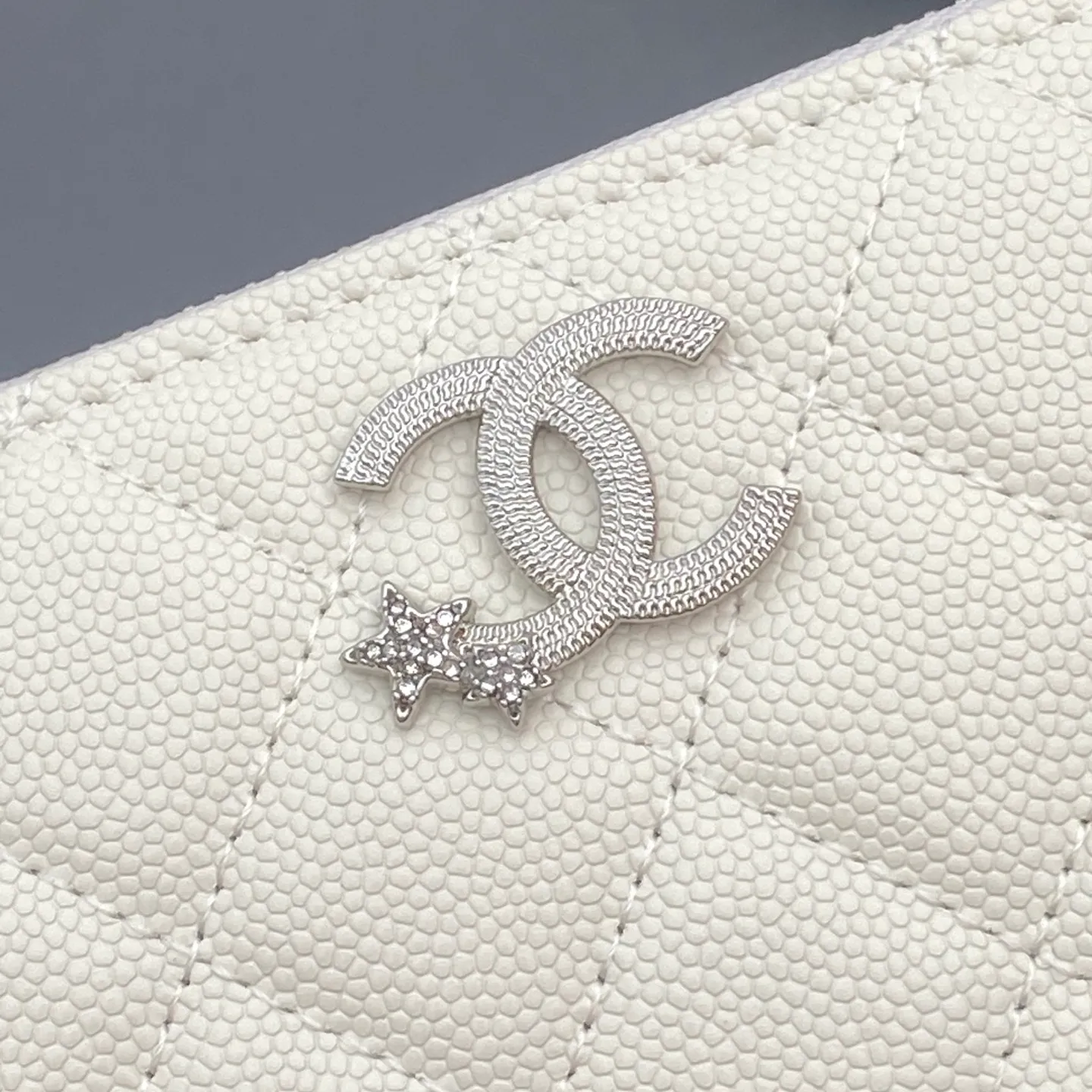 25b new series caviar cowhide with stars ⭐logo shiny blingblibg~zipper bag series white fine ball pattern silver star hardware 12 card slots, two banknote compartments two compartments, 1 zipper bag Price: 250 No.: 3726 Size: w19×h10×d3cm