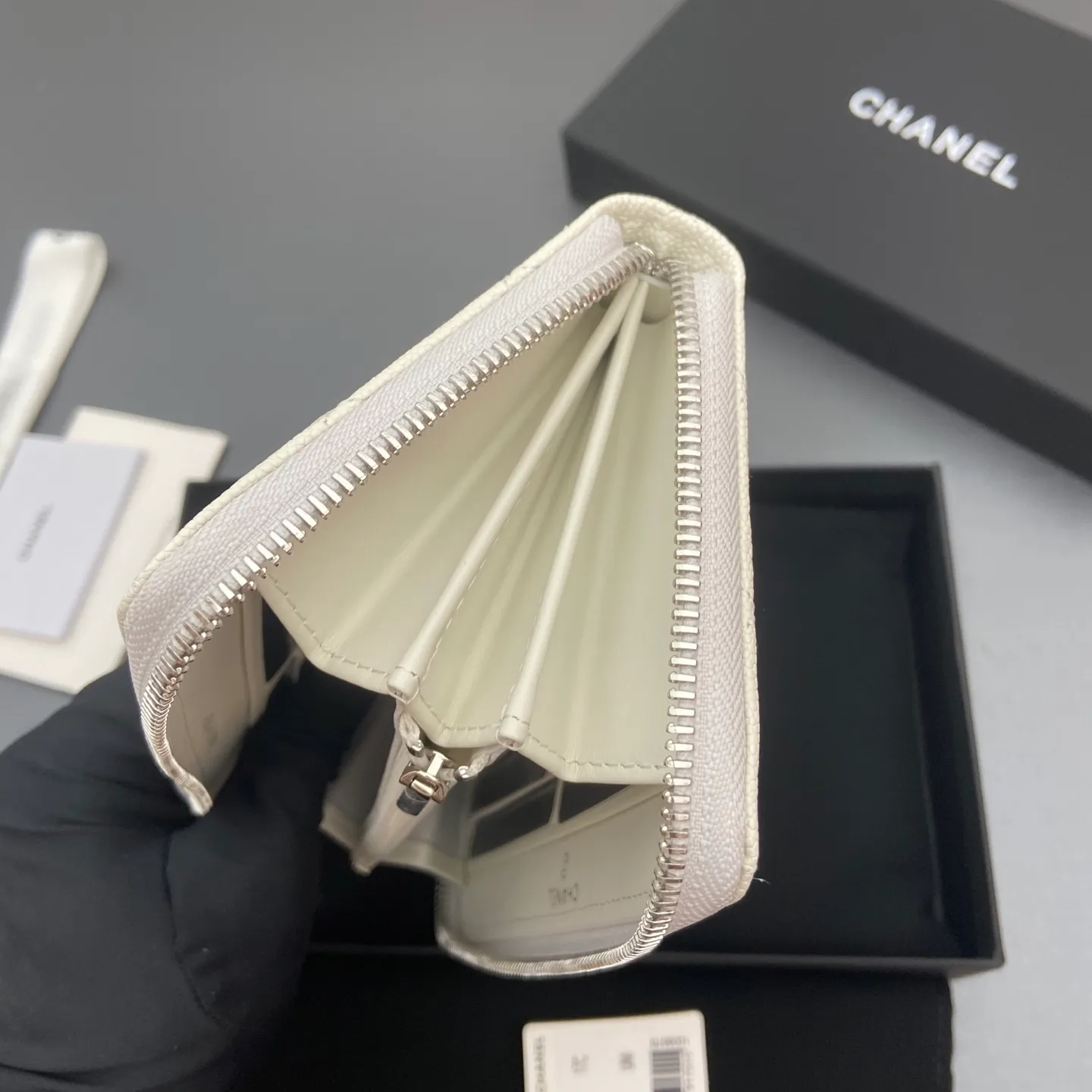 25b new series caviar cowhide with stars ⭐logo shiny blingblibg~zipper bag series white fine ball pattern silver star hardware 12 card slots, two banknote compartments two compartments, 1 zipper bag Price: 250 No.: 3726 Size: w19×h10×d3cm