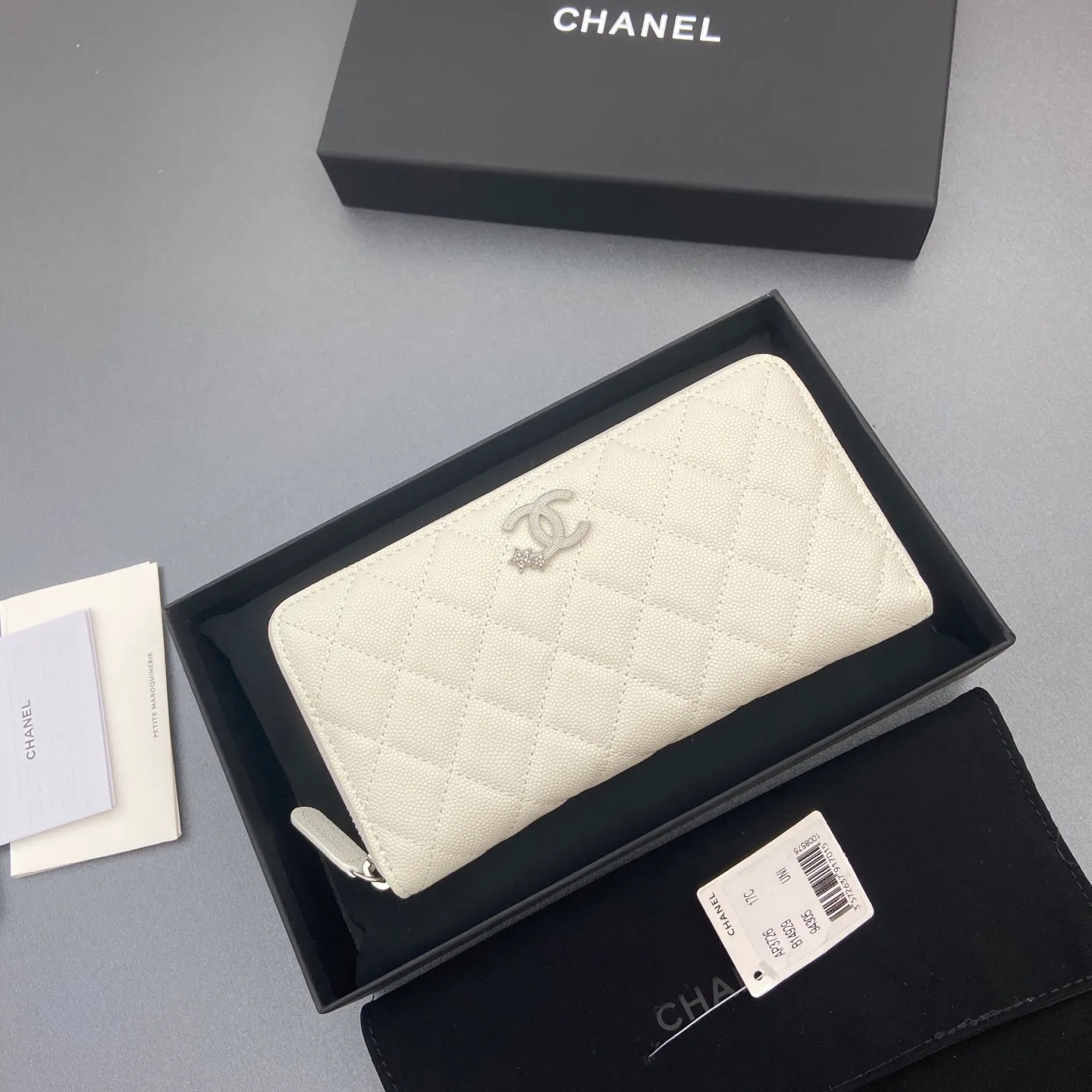 25b new series caviar cowhide with stars ⭐logo shiny blingblibg~zipper bag series white fine ball pattern silver star hardware 12 card slots, two banknote compartments two compartments, 1 zipper bag Price: 250 No.: 3726 Size: w19×h10×d3cm