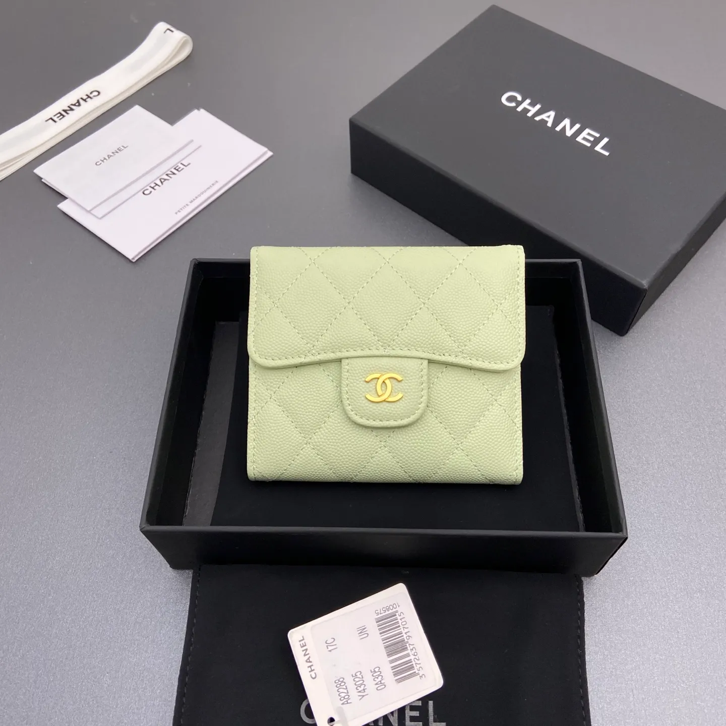 [Imported leather from Italy] ¥440 Special light green fine ball grain embossed leather Gold tone metal hardware 6 card slots 1 banknote compartment 1 coin zipper bag No.: 82288 Size: w10.5×h11.5×d3cm