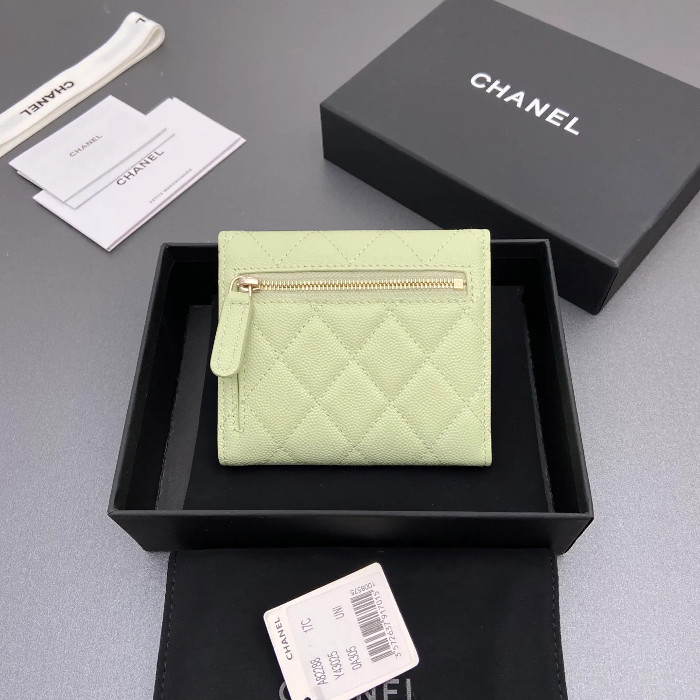 [Imported leather from Italy] ¥440 Special light green fine ball grain embossed leather Gold tone metal hardware 6 card slots 1 banknote compartment 1 coin zipper bag No.: 82288 Size: w10.5×h11.5×d3cm