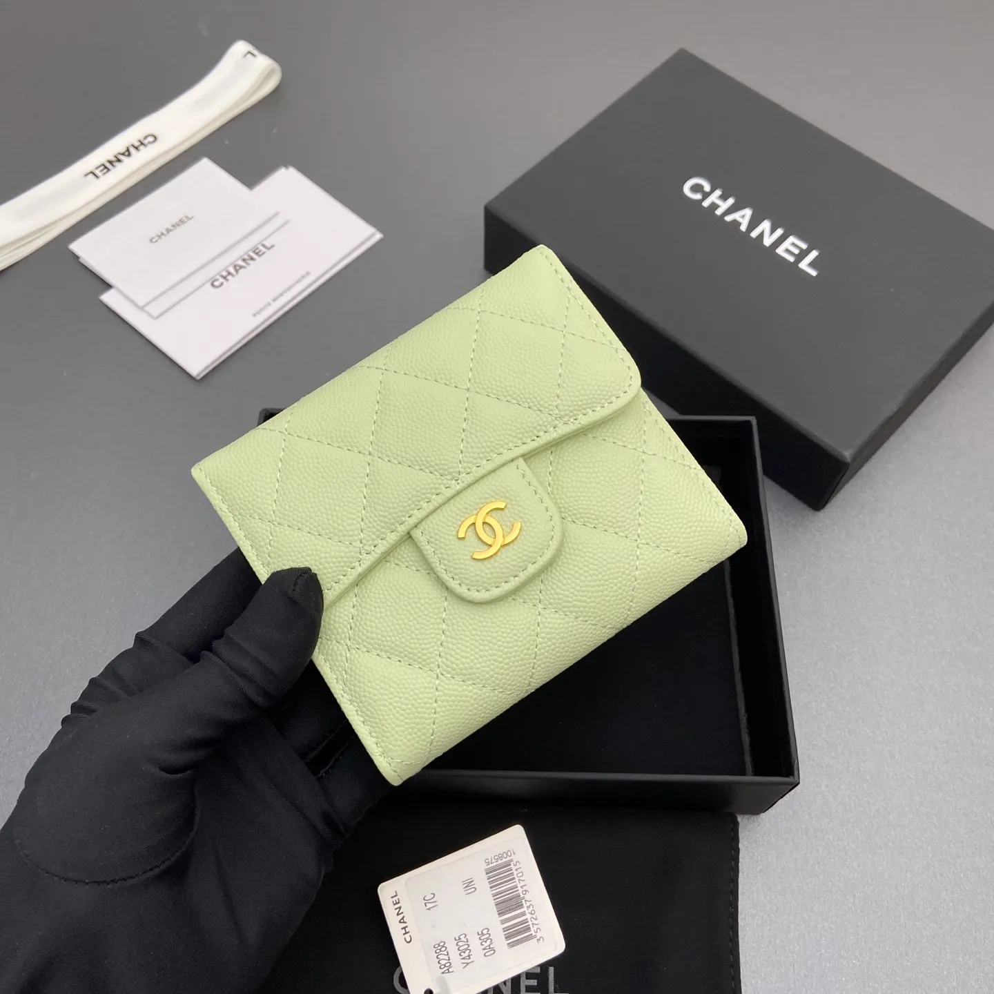 [Imported leather from Italy] ¥440 Special light green fine ball grain embossed leather Gold tone metal hardware 6 card slots 1 banknote compartment 1 coin zipper bag No.: 82288 Size: w10.5×h11.5×d3cm