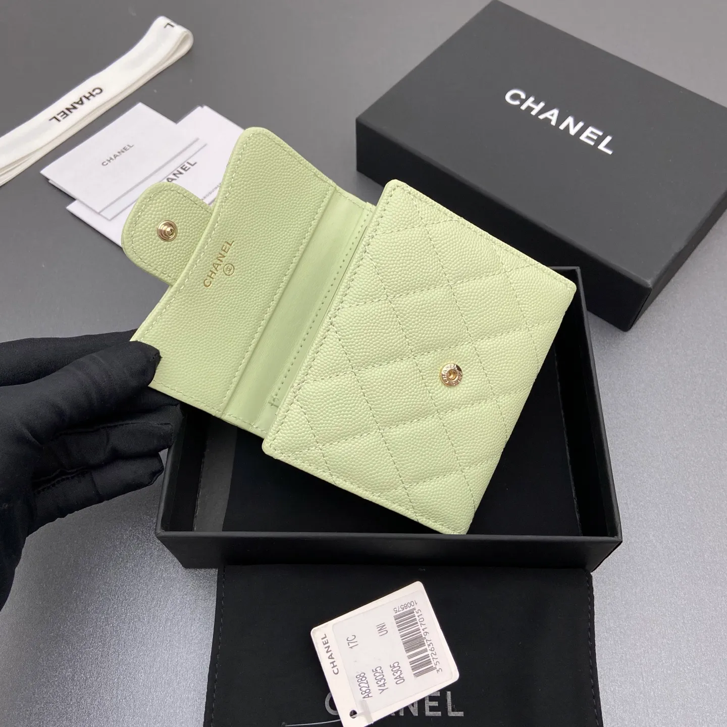 [Imported leather from Italy] ¥440 Special light green fine ball grain embossed leather Gold tone metal hardware 6 card slots 1 banknote compartment 1 coin zipper bag No.: 82288 Size: w10.5×h11.5×d3cm