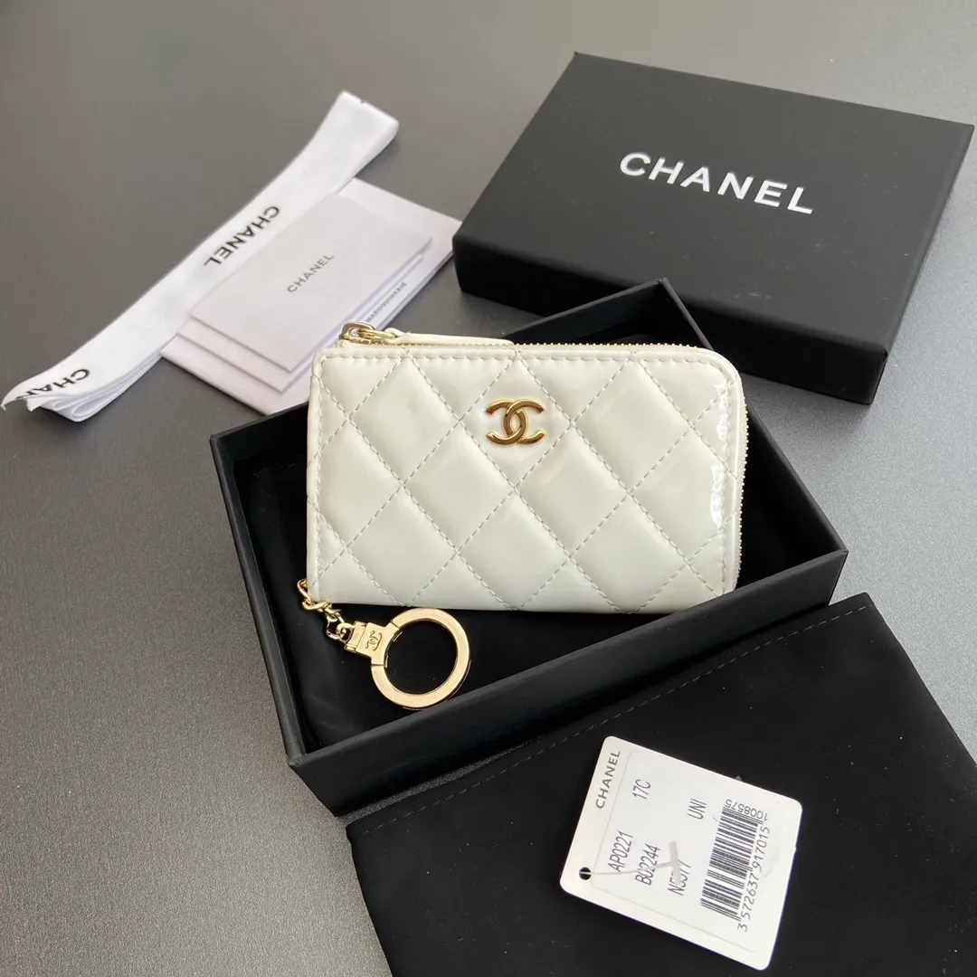 [Special grade hardware original leather] 💰320 Xiaoxiang small zipper bag card holder series Hook chain quilted card holder with iconic metal logo Gold tone metal hardware, special Italian imported leather 1 card slot wallet bag, 1 hook chain No.: 0221 White light leather light gold Size: w11.5×h7.5×1.5cm