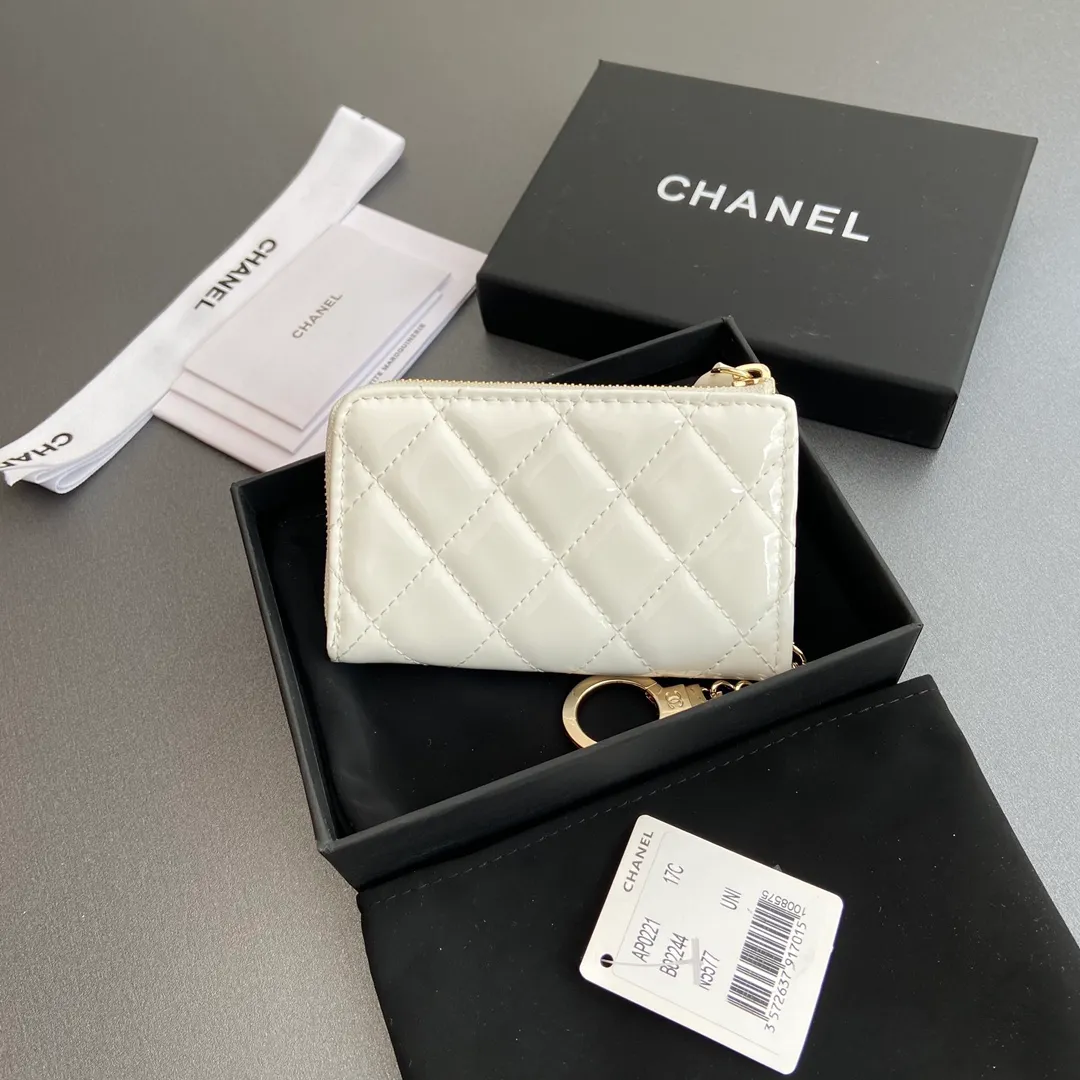 [Special grade hardware original leather] 💰320 Xiaoxiang small zipper bag card holder series Hook chain quilted card holder with iconic metal logo Gold tone metal hardware, special Italian imported leather 1 card slot wallet bag, 1 hook chain No.: 0221 White light leather light gold Size: w11.5×h7.5×1.5cm