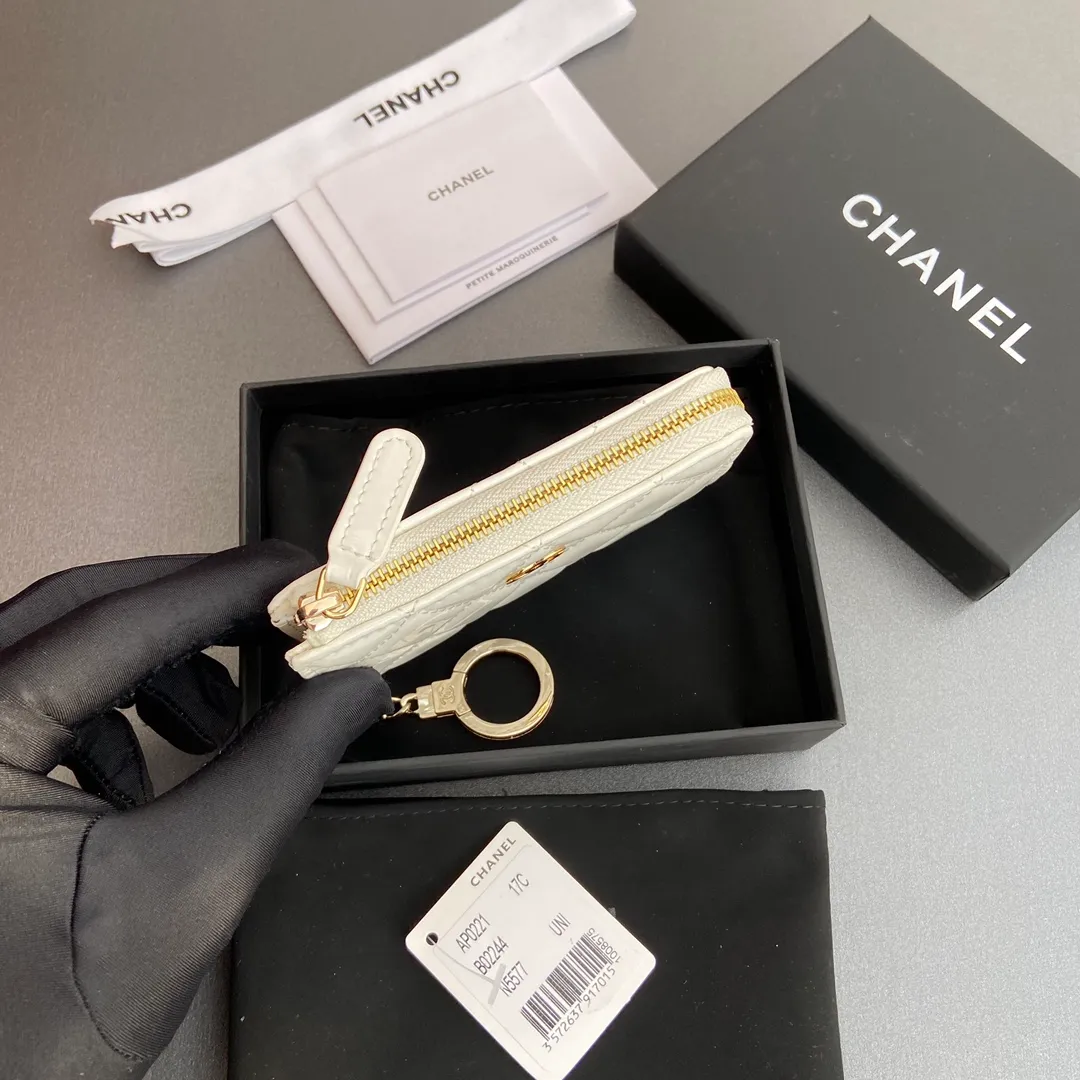 [Special grade hardware original leather] 💰320 Xiaoxiang small zipper bag card holder series Hook chain quilted card holder with iconic metal logo Gold tone metal hardware, special Italian imported leather 1 card slot wallet bag, 1 hook chain No.: 0221 White light leather light gold Size: w11.5×h7.5×1.5cm