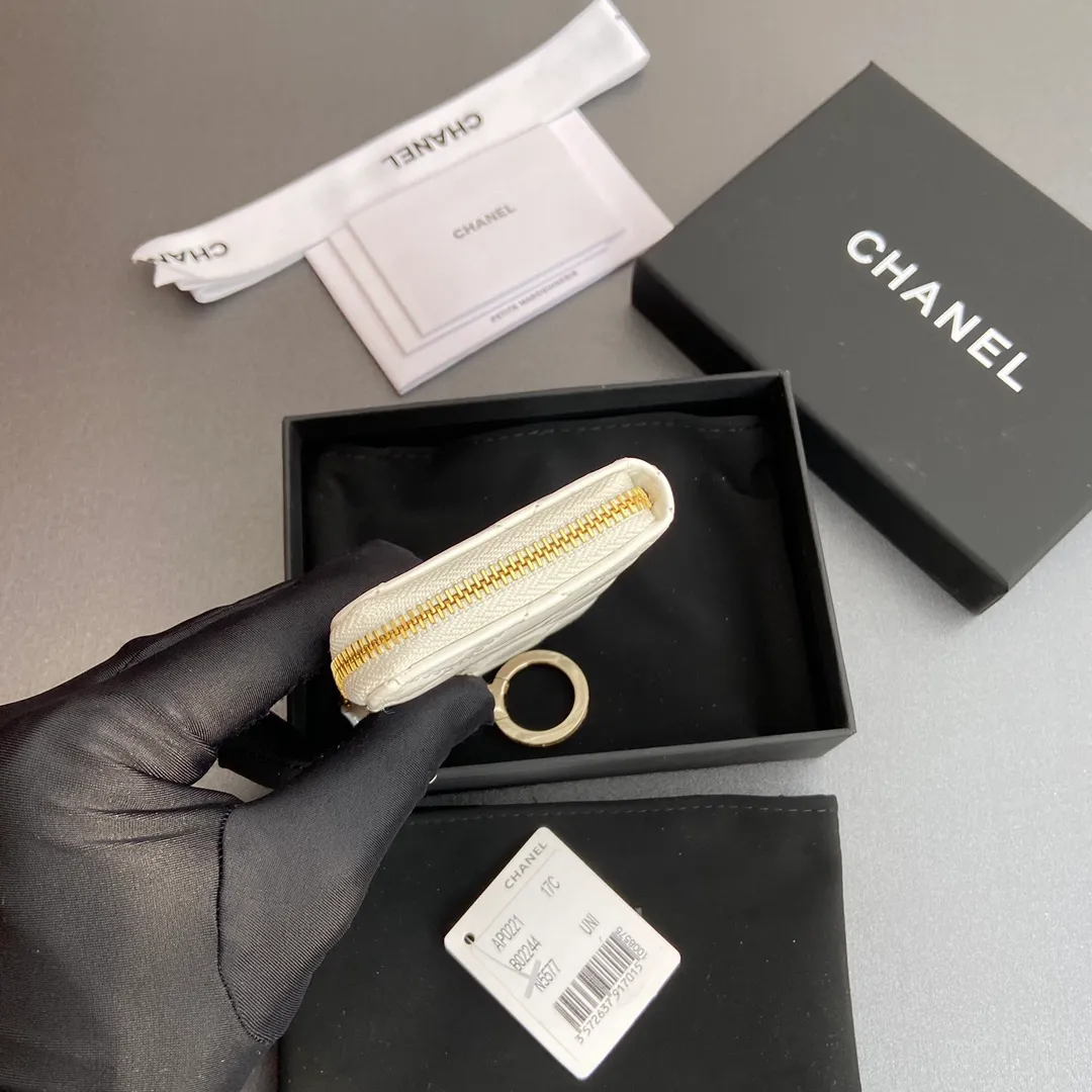 [Special grade hardware original leather] 💰320 Xiaoxiang small zipper bag card holder series Hook chain quilted card holder with iconic metal logo Gold tone metal hardware, special Italian imported leather 1 card slot wallet bag, 1 hook chain No.: 0221 White light leather light gold Size: w11.5×h7.5×1.5cm