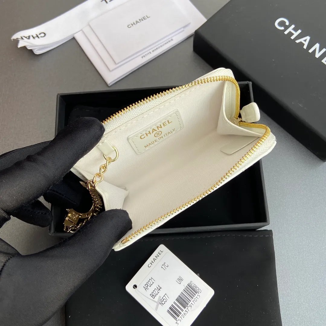 [Special grade hardware original leather] 💰320 Xiaoxiang small zipper bag card holder series Hook chain quilted card holder with iconic metal logo Gold tone metal hardware, special Italian imported leather 1 card slot wallet bag, 1 hook chain No.: 0221 White light leather light gold Size: w11.5×h7.5×1.5cm