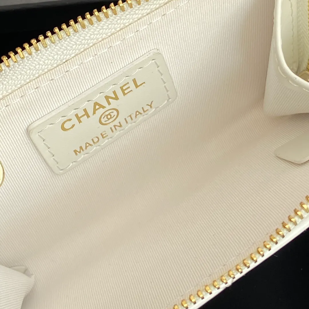 [Special grade hardware original leather] 💰320 Xiaoxiang small zipper bag card holder series Hook chain quilted card holder with iconic metal logo Gold tone metal hardware, special Italian imported leather 1 card slot wallet bag, 1 hook chain No.: 0221 White light leather light gold Size: w11.5×h7.5×1.5cm