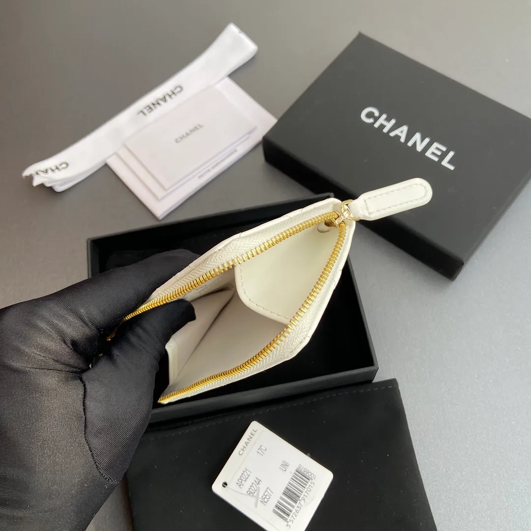 [Special grade hardware original leather] 💰320 Xiaoxiang small zipper bag card holder series Hook chain quilted card holder with iconic metal logo Gold tone metal hardware, special Italian imported leather 1 card slot wallet bag, 1 hook chain No.: 0221 White light leather light gold Size: w11.5×h7.5×1.5cm