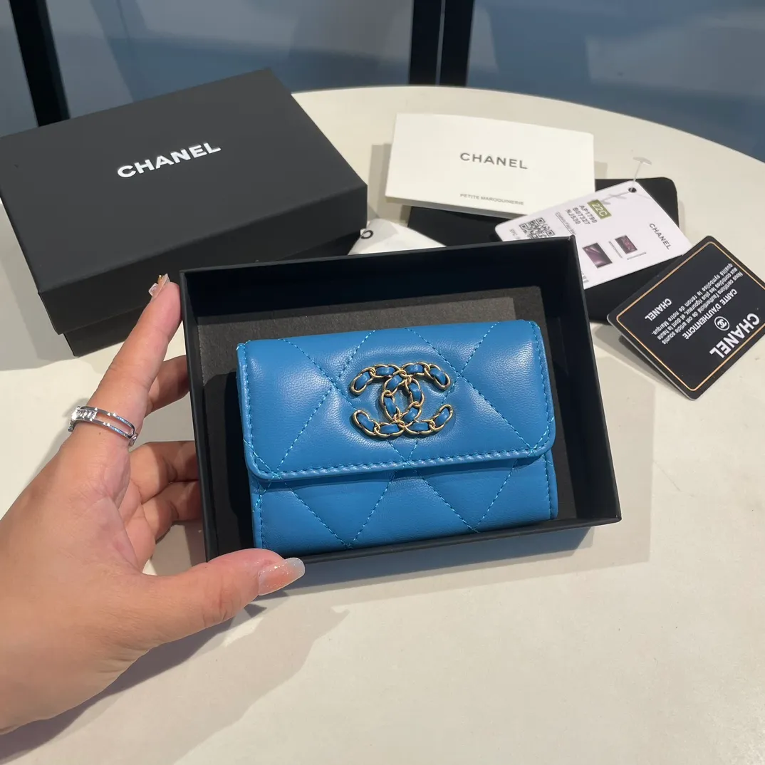 💰300😊Upgraded version💋🆕Ohanel new color🆕The latest hijab card holder, the texture of goatskin is invincible 😼The 19 series that is mainly promoted this season is the big rhombus, with a strong retro style👝Is there anyone who wants to buy each color🧸 The logo is eye-catching and unique, the goatskin has a faint luster, and the temperament instantly ups and downs❣The fashionable style and style are also co-created by Karl and Viard. The first series launched by the new artistic director will be a key recommendation of the brand from this year to next year, conveying the essence of the brand, with a full set of packaging 1790🍃size: 8.5*11cm