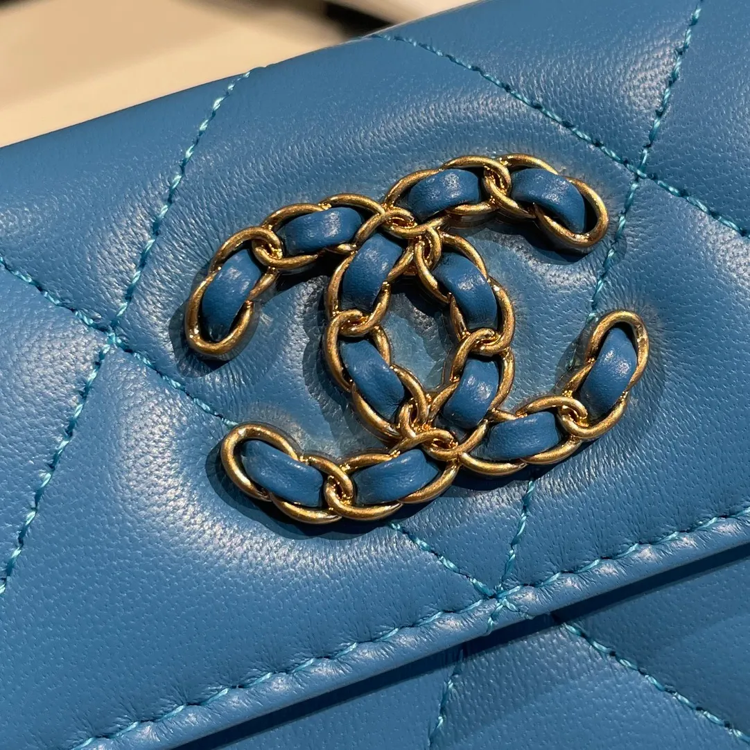 💰300😊Upgraded version💋🆕Ohanel new color🆕The latest hijab card holder, the texture of goatskin is invincible 😼The 19 series that is mainly promoted this season is the big rhombus, with a strong retro style👝Is there anyone who wants to buy each color🧸 The logo is eye-catching and unique, the goatskin has a faint luster, and the temperament instantly ups and downs❣The fashionable style and style are also co-created by Karl and Viard. The first series launched by the new artistic director will be a key recommendation of the brand from this year to next year, conveying the essence of the brand, with a full set of packaging 1790🍃size: 8.5*11cm